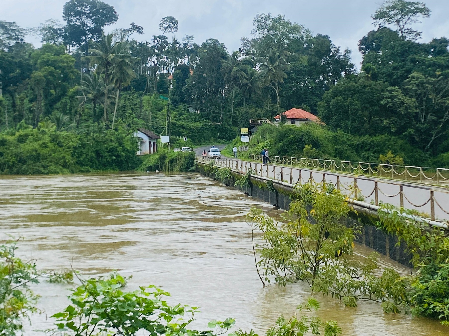 ಕಾವೇರಿ ನದಿಯು ವಿರಾಜಪೇಟೆ ಸಮೀಪದ ಭೇತ್ರಿಯಲ್ಲಿ ಗುರುವಾರ ಸೇತುವೆಯಂಚಿನಲ್ಲಿ ಹರಿಯುತ್ತಿದೆ