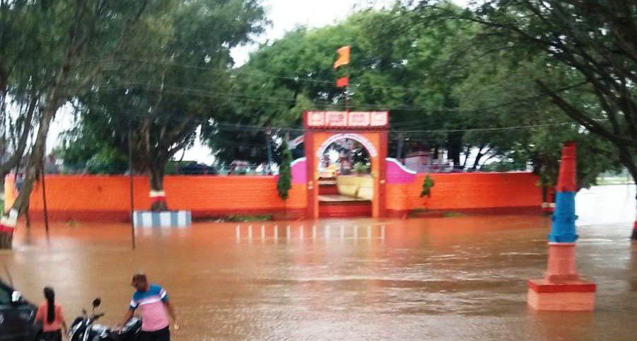-ಚಿಕ್ಕೋಡಿ ಉಪ ವಿಭಾಗ ವ್ಯಾಪ್ತಿಯ ಕಾರದಗಾ ಗ್ರಾಮದ ಬಳಿಯ ದೂಧಗಂಗಾ ನದಿಯಿಂದ ಜಲಾವೃತಗೊಂಡಿರುವ ಗ್ರಾಮದೇವತೆ ಬಂಗಾಲಿಬಾಬಾ ದೇವಸ್ಥಾನ.