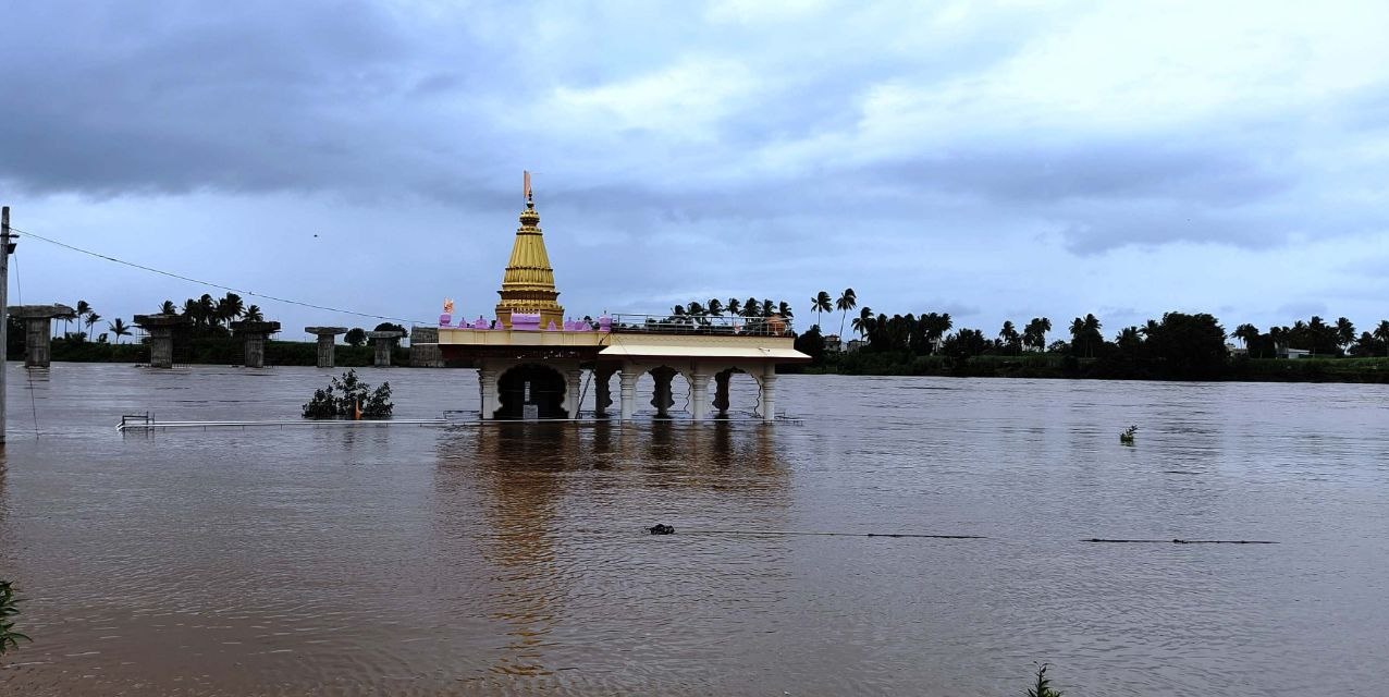 ಚಿಕ್ಕೋಡಿ ತಾಲ್ಲೂಕಿನ ಕಲ್ಲೋಳ ಗ್ರಾಮದ ಬಳಿ ಇರುವ ದತ್ತಾತ್ರೇಯ ಮಂದಿರ ಕೃಷ್ಣಾ ನದಿ ನೀರಿನಿಂದ ಜಲಾವೃತಗೊಂಡಿದೆ