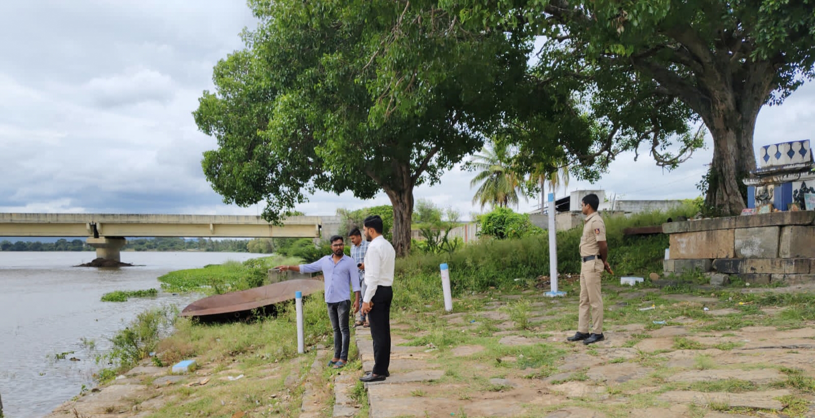 ಕೊಳ್ಳೇಗಾಲ ತಾಲ್ಲೂಕಿನ ದಾಸನಪುರ ಗ್ರಾಮದ ಕಾವೇರಿ ನದಿ ತೀರಕ್ಕೆ ಗುರುವಾರ ಉಪವಿಭಾಗಾಧಿಕಾರಿ ಮಹೇಶ್ ಭೇಟಿ ನೀಡಿ ವೀಕ್ಷಿಸಿದರು