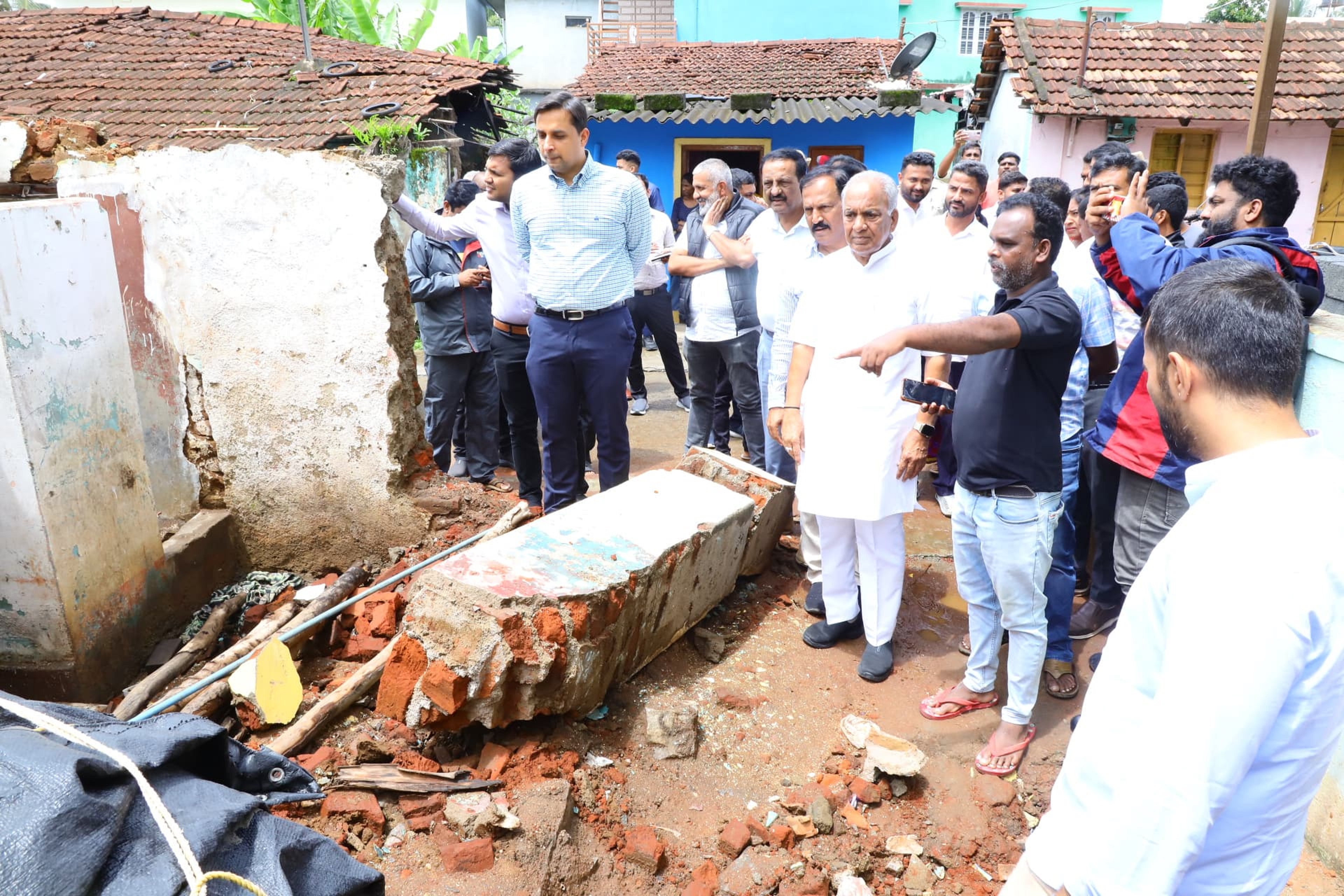 ಸಚಿವ ಎನ್.ಎಸ್.ಭೋಸರಾಜು ಅವರು ಗುರುವಾರ ಕುಶಾಲನಗರದಲ್ಲಿ ಮಳೆಯಿಂದ ಹಾನಿಗೀಡಾದ ಮನೆಗಳನ್ನು ಪರಿಶೀಲಿಸಿದರು