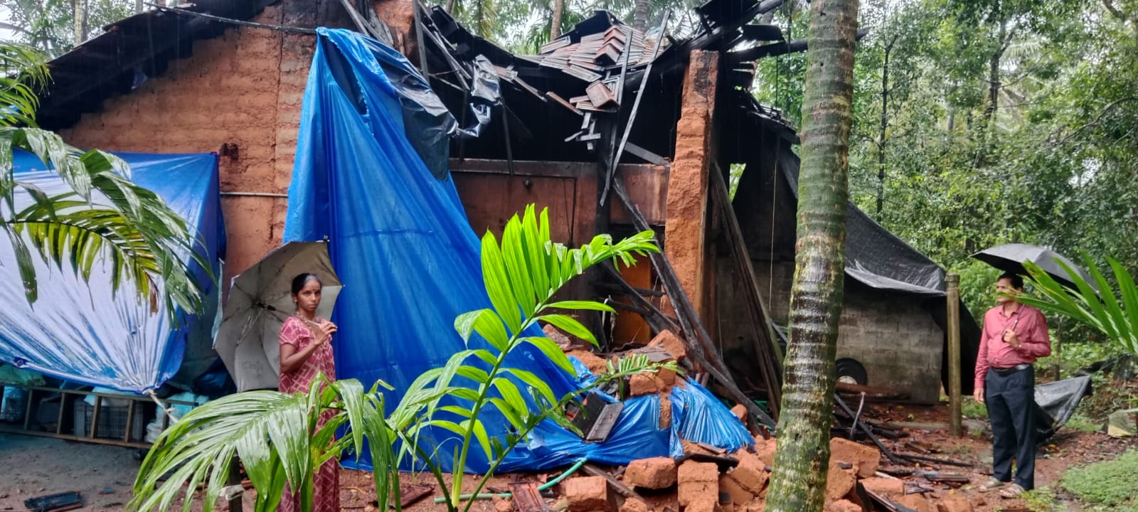 ಕುತ್ಲೂರು ಗ್ರಾಮದಲ್ಲಿ ನಿರಂತರ ಮಳೆಗೆ ಕುಸಿದ ಸುಲೋಚನ ಜೈನ್ ಅವರ ಮನೆ