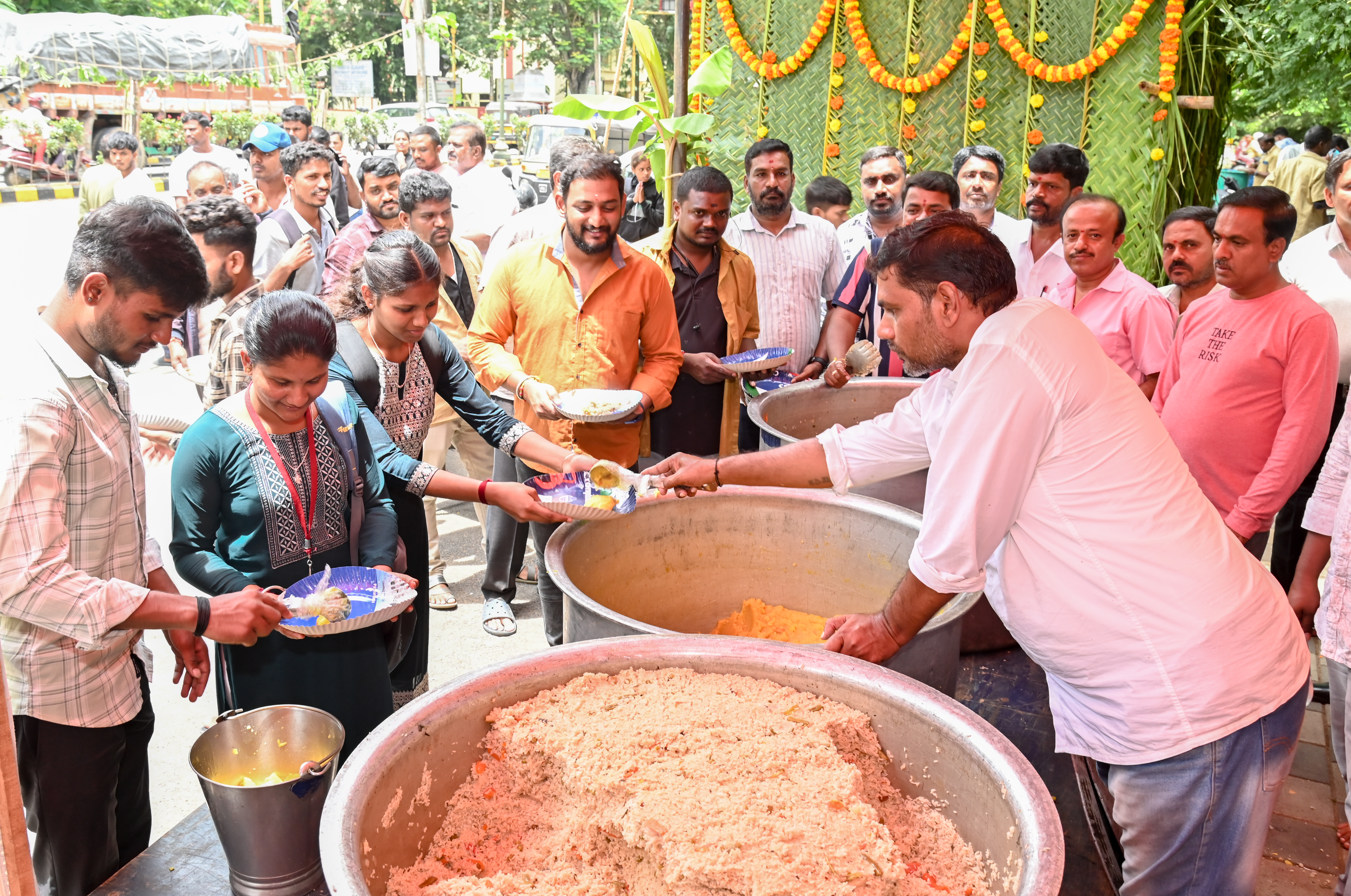 ಮೈಸೂರಿನ ಜೆಎಲ್‌ಬಿ ರಸ್ತೆಯಲ್ಲಿ ಟ್ಯಾಕ್ಸಿ ಚಾಲಕರ ಸಂಘದ ಸದಸ್ಯರು ಆಷಾಢ ಶುಕ್ರವಾರ ಪ್ರಯುಕ್ತ ಸಾರ್ವಜನಿಕರಿಗೆ ಪ್ರಸಾದ ಹಂಚಿದರು. ಮಂಜುನಾಥ್ ನಾಗರಾಜ್ ಎಂ.ರಾಜು ವಿನೋದ್ ಕುಮಾರ್ ಧನಂಜಯ್ ದೀಪಕ್ ವಿಲ್ಸನ್ ದೀಪಕ್ ಅಭಿಷೇಕ್ ಪಾಲ್ಗೊಂಡಿದ್ದರು     –ಪ್ರಜಾವಾಣಿ ಚಿತ್ರ
