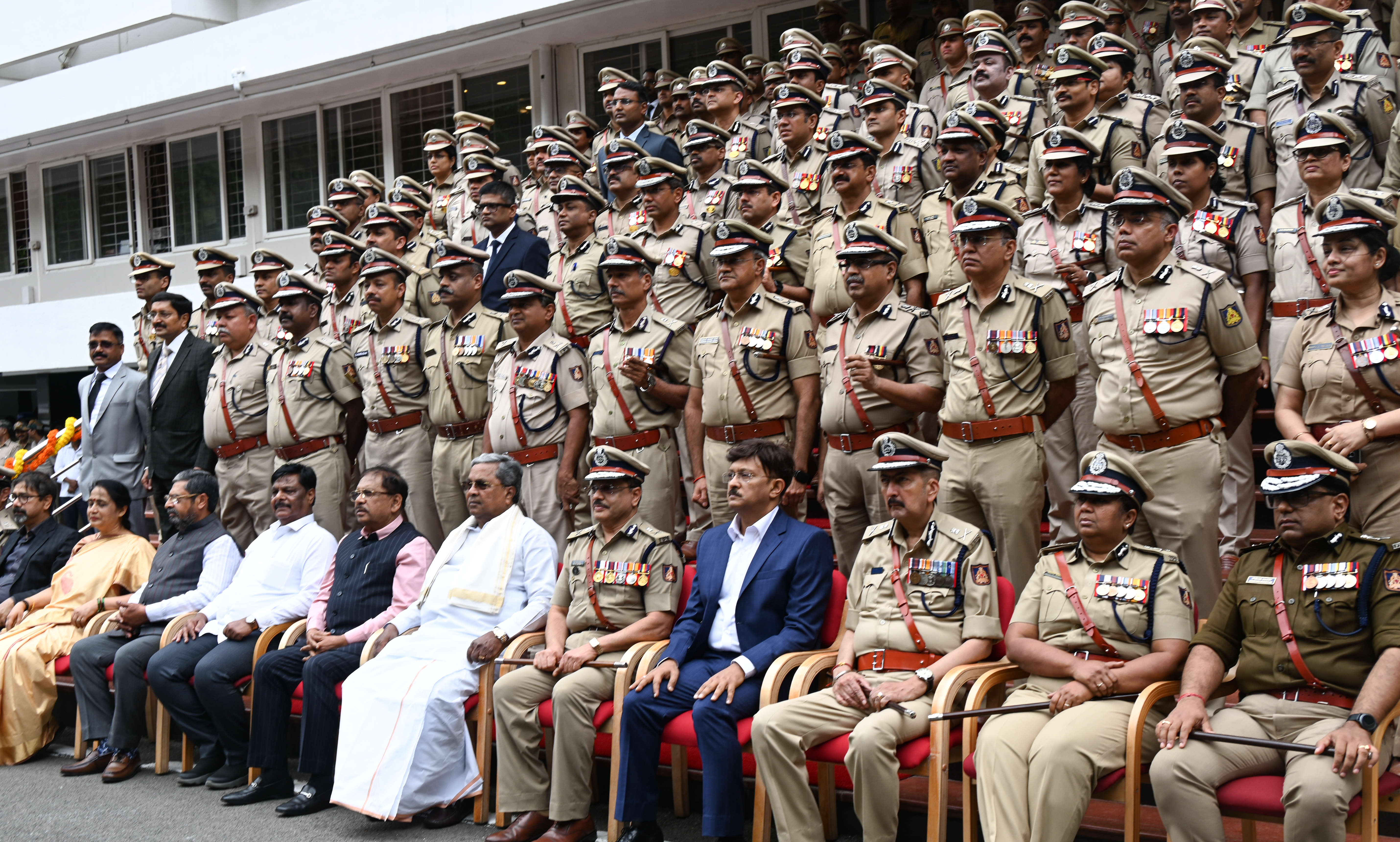 ಬೆಂಗಳೂರಿನಲ್ಲಿರುವ ರಾಜ್ಯ ಪೊಲೀಸ್ ಮಹಾನಿರ್ದೇಶಕರ ಕಚೇರಿಯಲ್ಲಿ ಶುಕ್ರವಾರ ನಡೆದ ಪೊಲೀಸ್‌ ಅಧಿಕಾರಿಗಳ ವಾರ್ಷಿಕ ಸಮ್ಮೇಳನದಲ್ಲಿ ಪೊಲೀಸ್‌ ಅಧಿಕಾರಿಗಳು ಮುಖ್ಯಮಂತ್ರಿ ಸಿದ್ದರಾಮಯ್ಯ ಅವರೊಂದಿಗೆ ಫೋಟೊ ತೆಗೆಸಿಕೊಂಡರು     