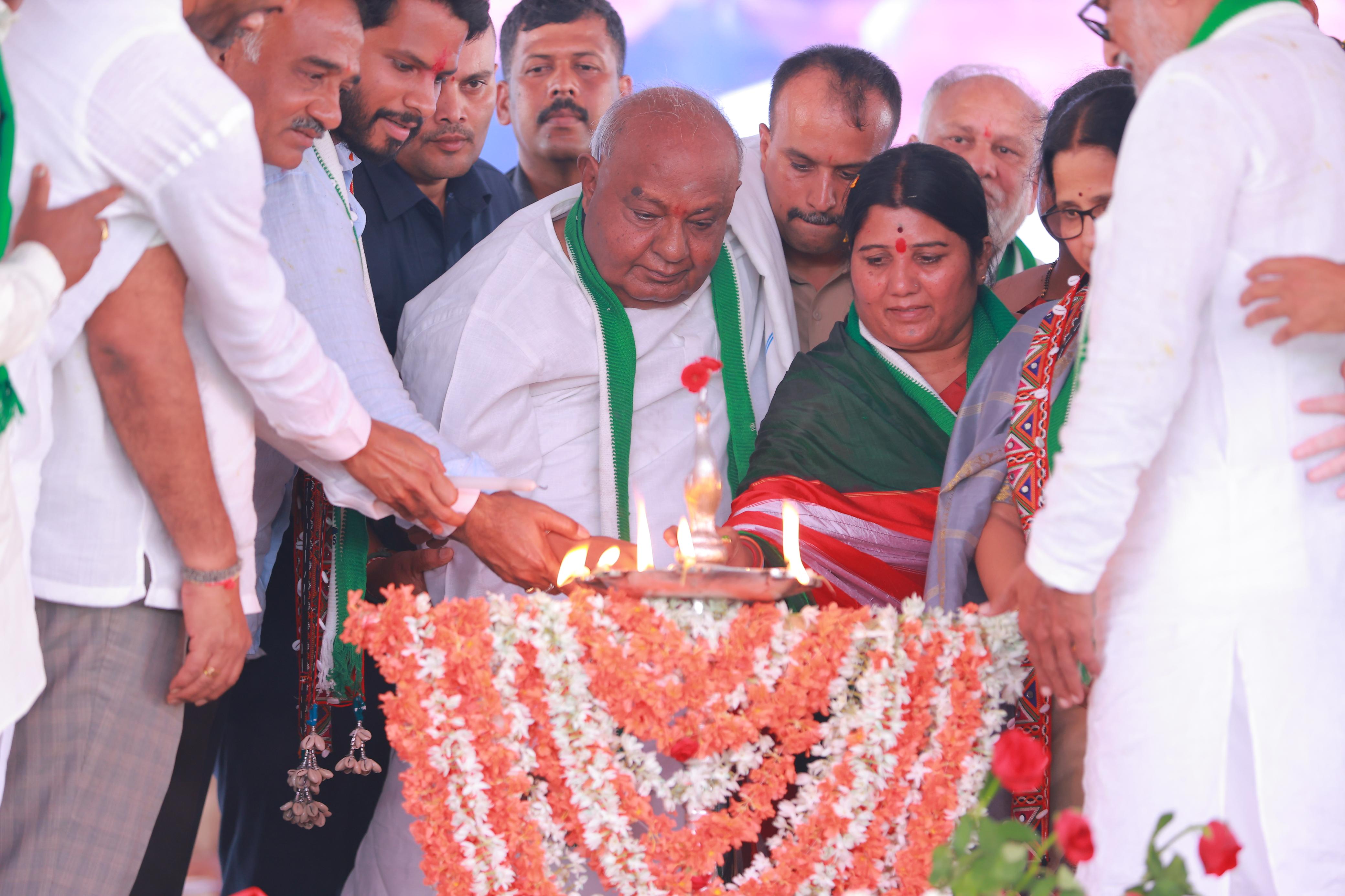 ದೇವದುರ್ಗ ಪಟ್ಟಣದ ಟಿಎಪಿಎಂಸಿ ಮೈದಾನದಲ್ಲಿ ಹಮ್ಮಿಕೊಂಡಿದ್ದ ಮೂರ್ತಿ ಉದ್ಘಾಟನೆ ಸದಸ್ಯತ್ವ ಅಭಿಯಾನ ಜೆಡಿಎಸ್ ಬೃಹತ್ ಸಮಾವೇಶ ಮಾಜಿ ಪ್ರಧಾನಿ ದೇವೇಗೌಡ ಉದ್ಘಾಟಿಸಿದರು