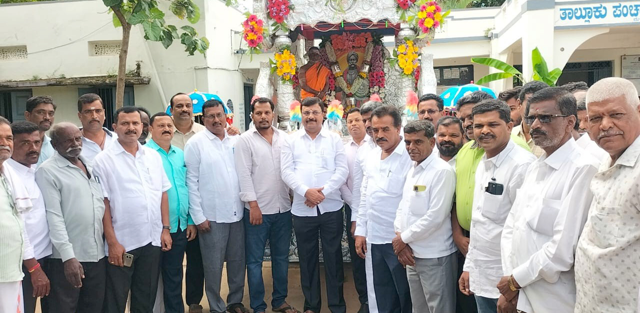 ಮಳವಳ್ಳಿ ಪಟ್ಟಣದ ತಾ.ಪಂ.ಆವರಣದ ಮುಂಭಾಗ ಕೆಂಪೇಗೌಡರ ಜಯಂತಿ ಅಂಗವಾಗಿ ನಡೆದ ಮೆರವಣಿಗೆ ರಾಜ್ಯ ಮಾಲಿನ್ಯ ನಿಯಂತ್ರಣ ಮಂಡಳಿ ಅಧ್ಯಕ್ಷ ಪಿ.ಎಂ.ನರೇಂದ್ರಸ್ವಾಮಿ ಚಾಲನೆ ನೀಡಿದರು.