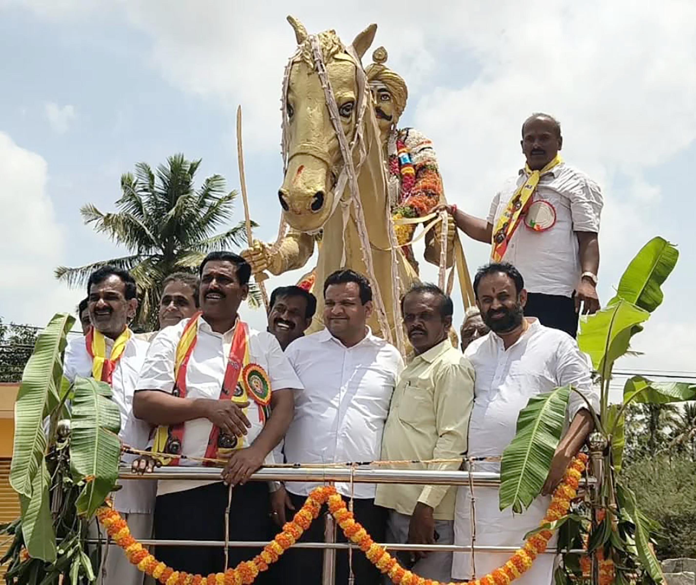 ಪುತ್ಥಳಿಗೆ ಶಾಸಕರು ಹಾಗೂ ಎಲ್ಲ ಜನಪ್ರತಿನಿಧಿಗಳು ಅಧಿಕಾರಿಗಳು ಮುಖಂಡರು ಮಾಲಾರ್ಪಣೆ ಮಾಡಿದರು