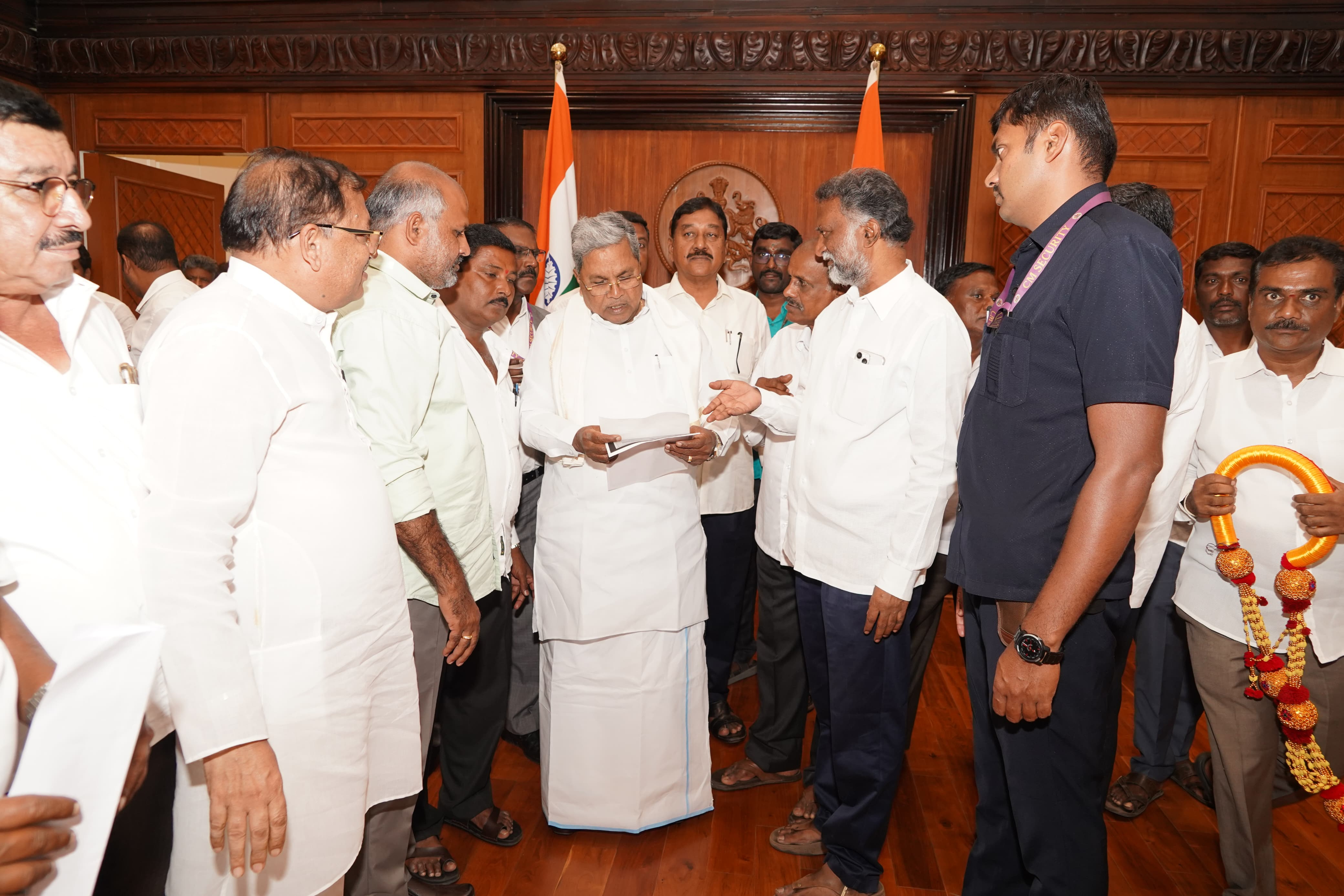 ಮಾಯಕೊಂಡ ಶಾಸಕ ಕೆ.ಎಸ್.ಬಸವಂತಪ್ಪ ಅವರು ಮುಖ್ಯಮಂತ್ರಿ ಸಿದ್ದರಾಮಯ್ಯ ಅವರಿಗೆ ಶನಿವಾರ ಮನವಿ ಸಲ್ಲಿಸಿದರು