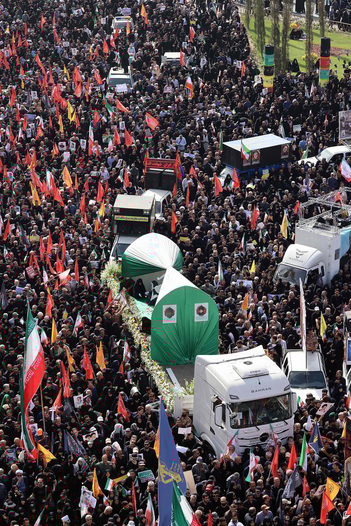 ಇರಾನ್‌ | ಸೇನಾ ಕಮಾಂಡರ್‌ಗಳ ಅಂತ್ಯಕ್ರಿಯೆ: ಮೆರವಣಿಗೆಗೆ ಸಾಕ್ಷಿಯಾದ ಲಕ್ಷಾಂತರ ಜನ