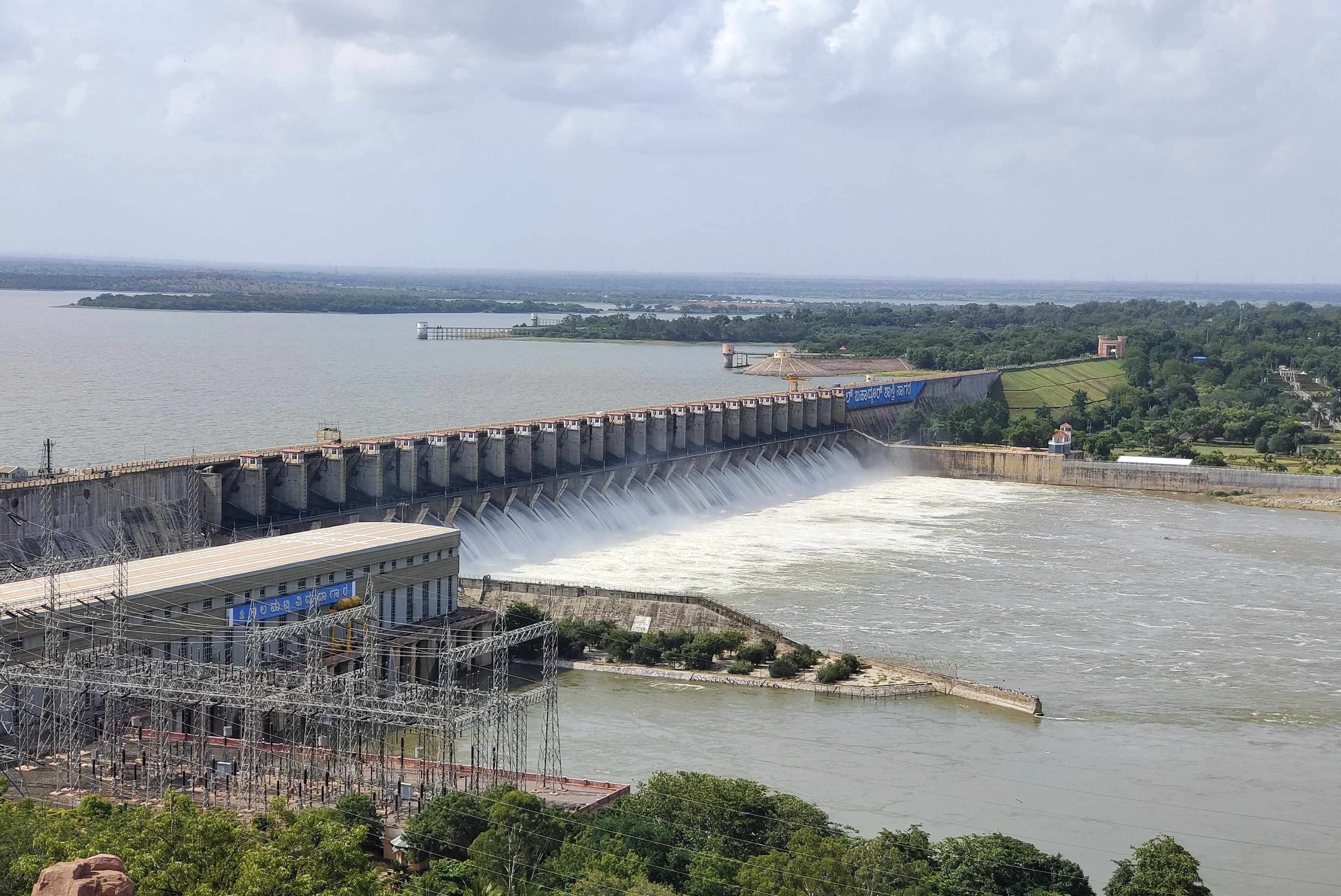 ಆಲಮಟ್ಟಿ ಜಲಾಶಯದ ಎಲ್ಲಾ 26 ಗೇಟ್ ಗಳ ಮೂಲಕ ಹಾಗೂ ವಿದ್ಯುತ್ ಉತ್ಪಾದನಾ ಘಟಕ ಸೇರಿ ಒಟ್ಟು 110000 ಕ್ಯೂಸೆಕ್ ನೀರನ್ನು ಶನಿವಾರ ನದಿಗೆ ಹರಿಸಲಾಯಿತು. ಶನಿವಾರ ಜಲಾಶಯದ ಬಲಭಾಗದ ಸೀತಮ್ಮನಗಿರಿಯಿಂದ ಜಲಾಶಯ ಕಂಡ ರೀತಿ ( ಪ್ರಜಾವಾಣಿ ಚಿತ್ರ: ಚಂದ್ರಶೇಖರ ಕೋಳೇಕರ)