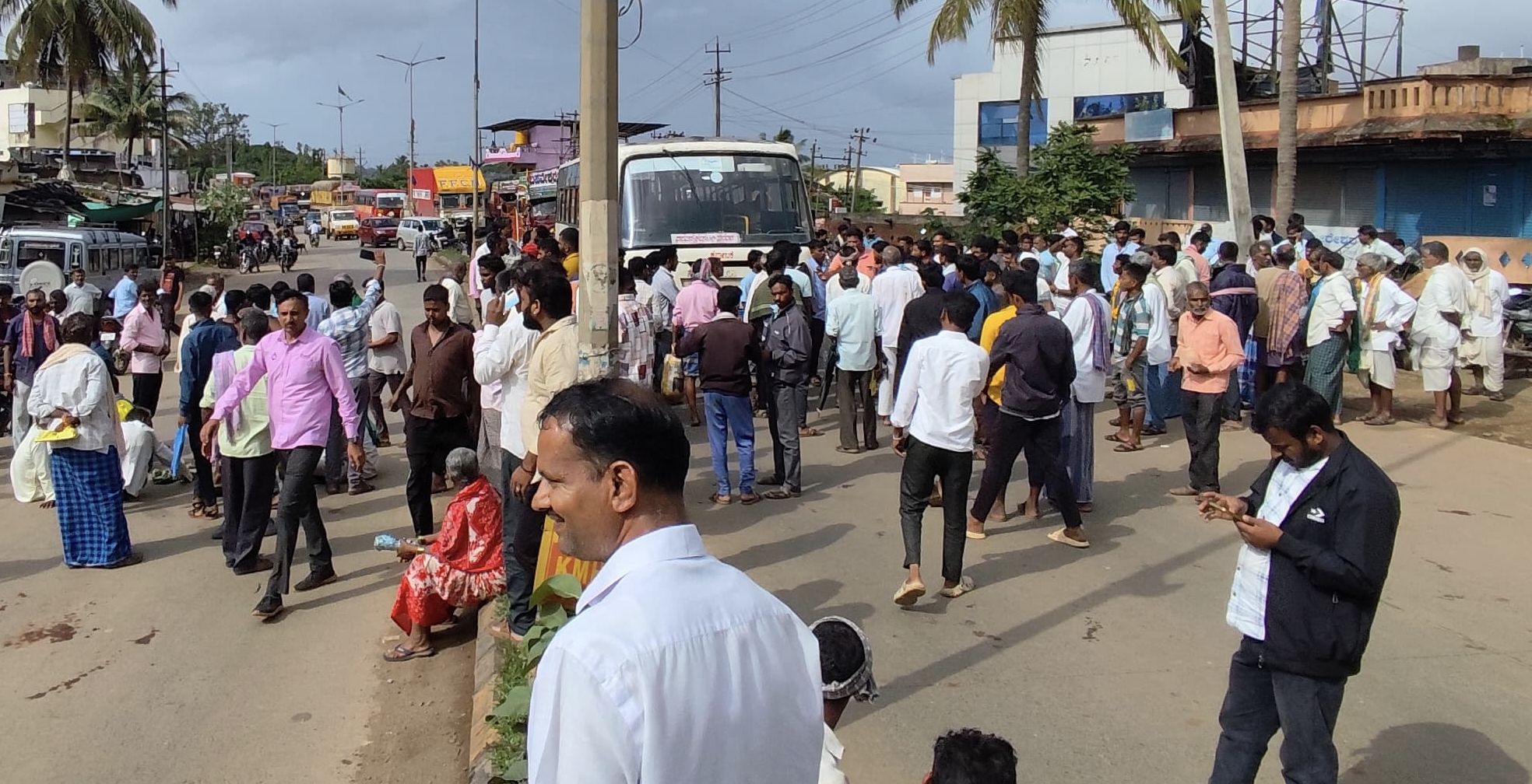 ಸಮರ್ಪಕ ಯೂರಿಯಾ ಗೊಬ್ಬರ ವಿತರಣೆಗೆ ಆಗ್ರಹಿಸಿ ರೈತರು ಕಲಘಟಗಿ ಪಟ್ಟಣದಲ್ಲಿ ಹುಬ್ಬಳ್ಳಿ-ಕಾರವಾರ ರಾಷ್ಟ್ರೀಯ ಹೆದ್ದಾರಿ ತಡೆದು ಪ್ರತಿಭಟನೆ ನಡೆಸಿದರು.