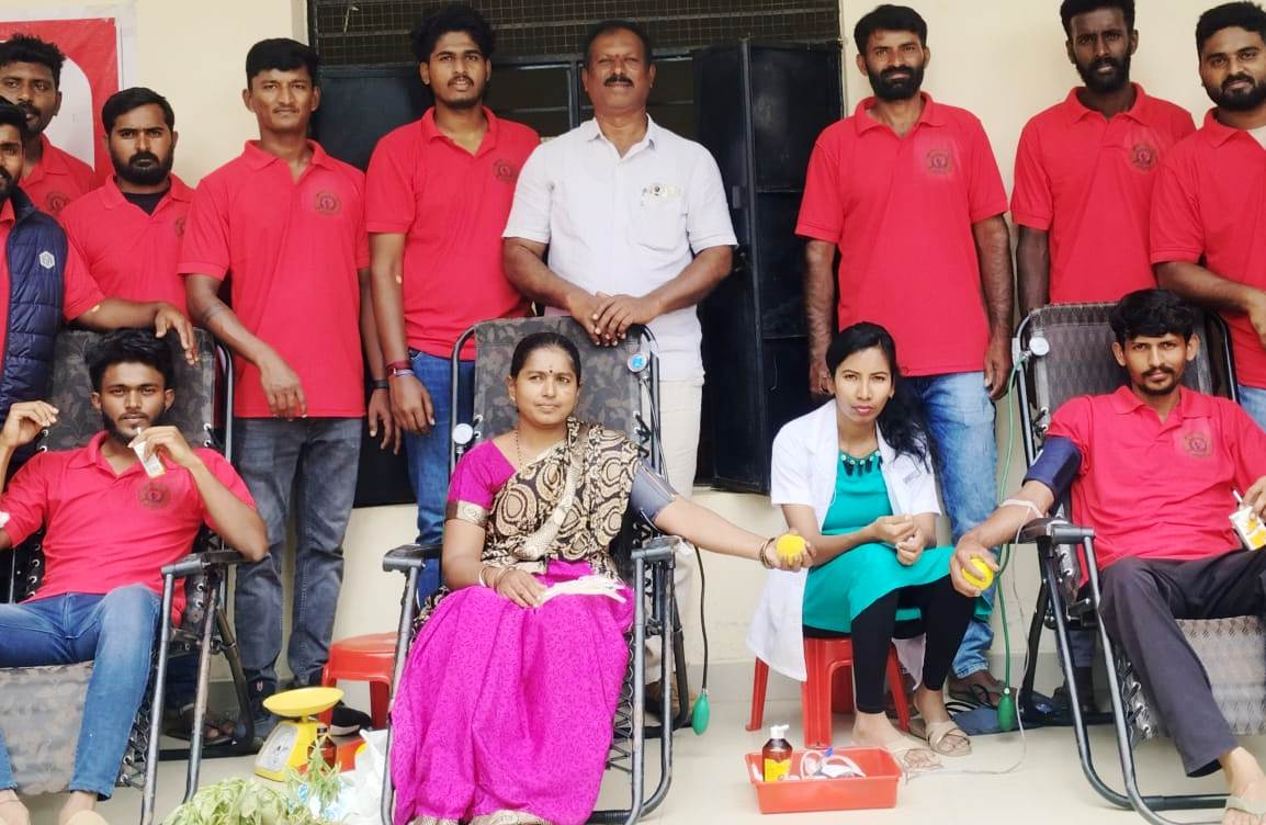 ರಾಮನಾಥಪುರ ಹೋಬಳಿ ಹನ್ಯಾಳು ಗ್ರಾಮದಲ್ಲಿ ಹಮ್ಮಿಕೊಂಡಿದ್ದ ರಕ್ತದಾನ ಶಿಬಿರದಲ್ಲಿ ಸಾರ್ವಜನಿಕರು ಸ್ವಯಂಪ್ರೇರಿತರಾಗಿ ರಕ್ತದಾನ ಮಾಡಿದರು