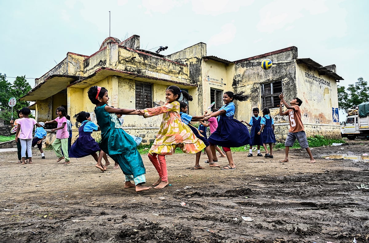 ಒಳನೋಟ: ಸೋರುವ ಕೊಠಡಿಯಲ್ಲೇ ಕಲಿಕೆ! 