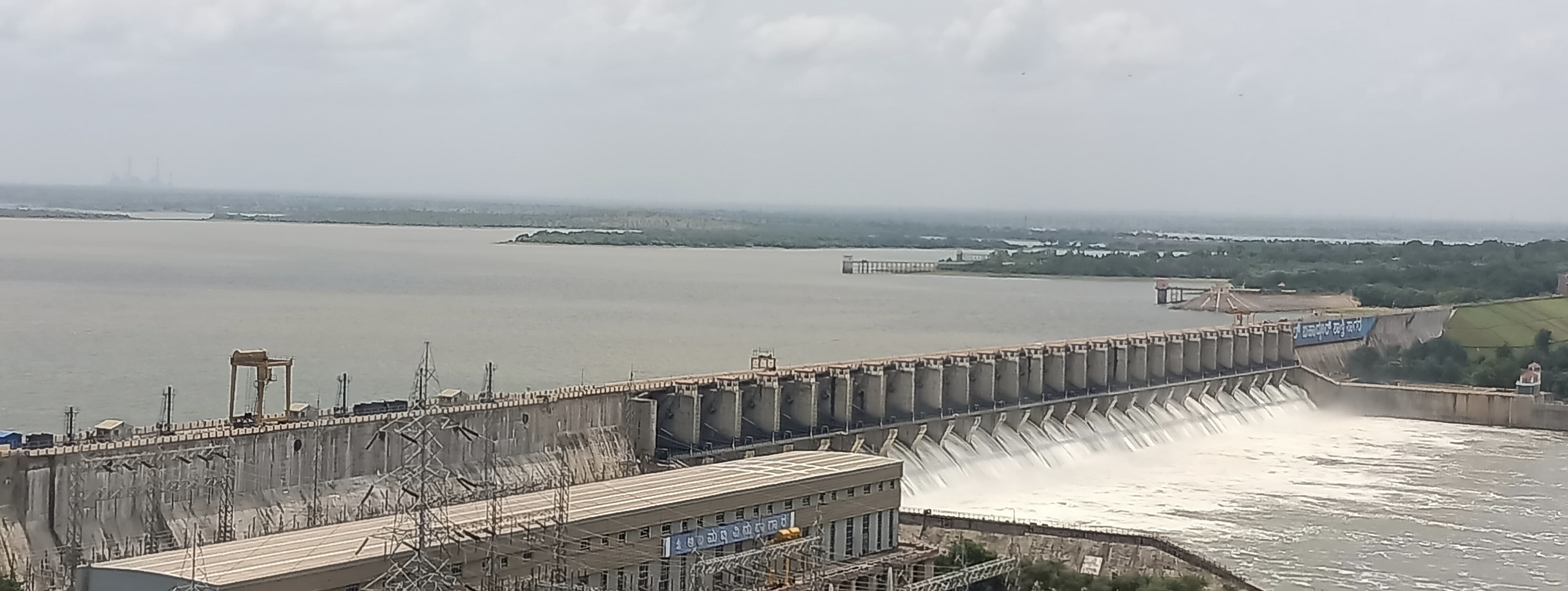 ಆಲಮಟ್ಟಿ ಜಲಾಶಯದ ಎಲ್ಲಾ 26 ಗೇಟ್ ಗಳ ಮೂಲಕ ಹಾಗೂ ವಿದ್ಯುತ್ ಉತ್ಪಾದನಾ ಘಟಕ ಸೇರಿ ಒಟ್ಟು 110000 ಕ್ಯೂಸೆಕ್ ನೀರನ್ನು ಶನಿವಾರ ನದಿಗೆ ಹರಿಸಲಾಯಿತು. ಶನಿವಾರ ಜಲಾಶಯದ ಬಲಭಾಗದ ಸೀತಮ್ಮನಗಿರಿಯಿಂದ ಜಲಾಶಯ ಕಂಡ ರೀತಿ ( ಪ್ರಜಾವಾಣಿ ಚಿತ್ರ: ಚಂದ್ರಶೇಖರ ಕೋಳೇಕರ)