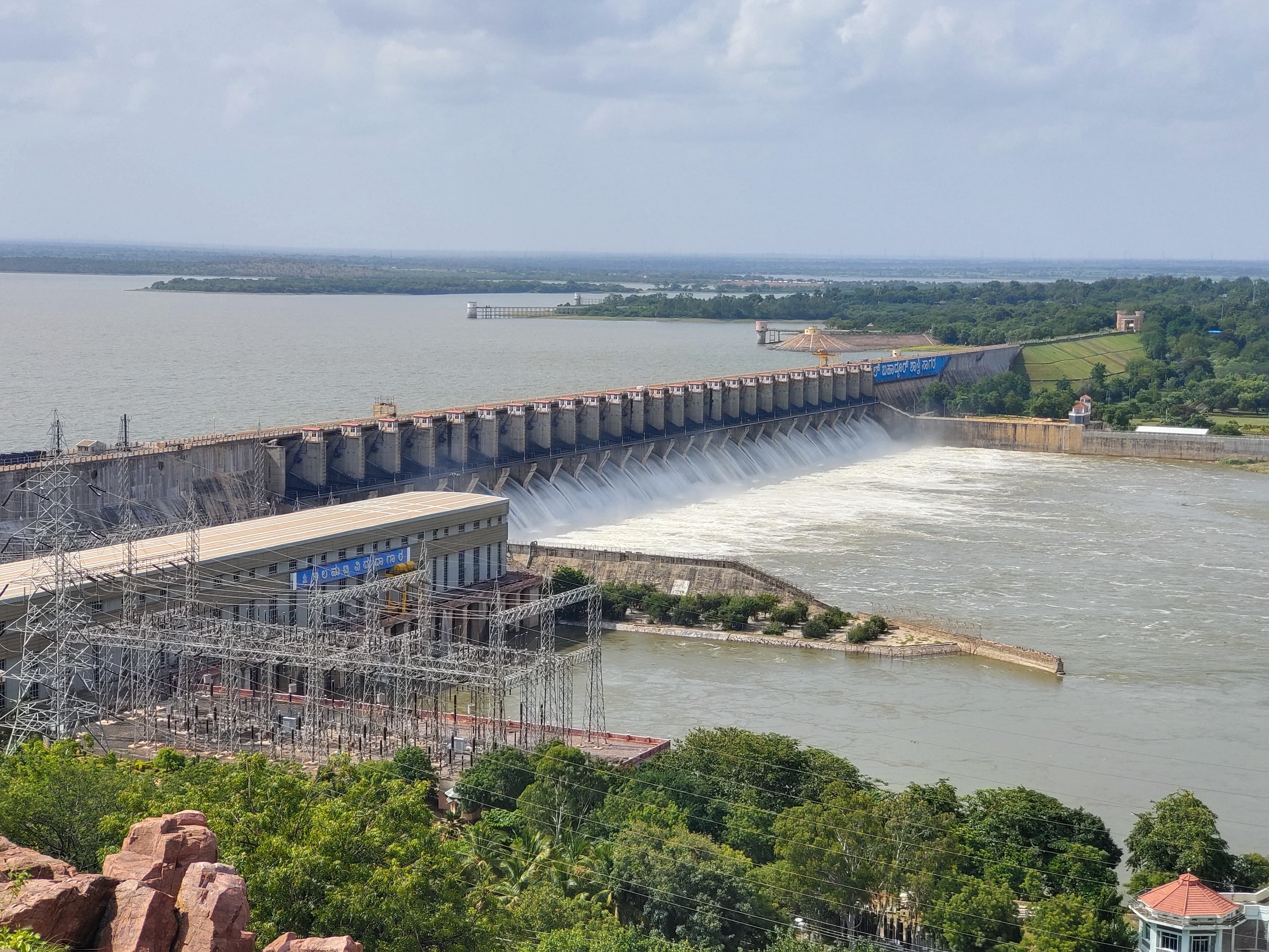 ಆಲಮಟ್ಟಿ ಜಲಾಶಯದ ಎಲ್ಲಾ 26 ಗೇಟ್ ಗಳ ಮೂಲಕ ಹಾಗೂ ವಿದ್ಯುತ್ ಉತ್ಪಾದನಾ ಘಟಕ ಸೇರಿ ಒಟ್ಟು 110000 ಕ್ಯೂಸೆಕ್ ನೀರನ್ನು ಶನಿವಾರ ನದಿಗೆ ಹರಿಸಲಾಯಿತು. ಶನಿವಾರ ಜಲಾಶಯದ ಬಲಭಾಗದ ಸೀತಮ್ಮನಗಿರಿಯಿಂದ ಜಲಾಶಯ ಕಂಡ ರೀತಿ ( ಪ್ರಜಾವಾಣಿ ಚಿತ್ರ: ಚಂದ್ರಶೇಖರ ಕೋಳೇಕರ)