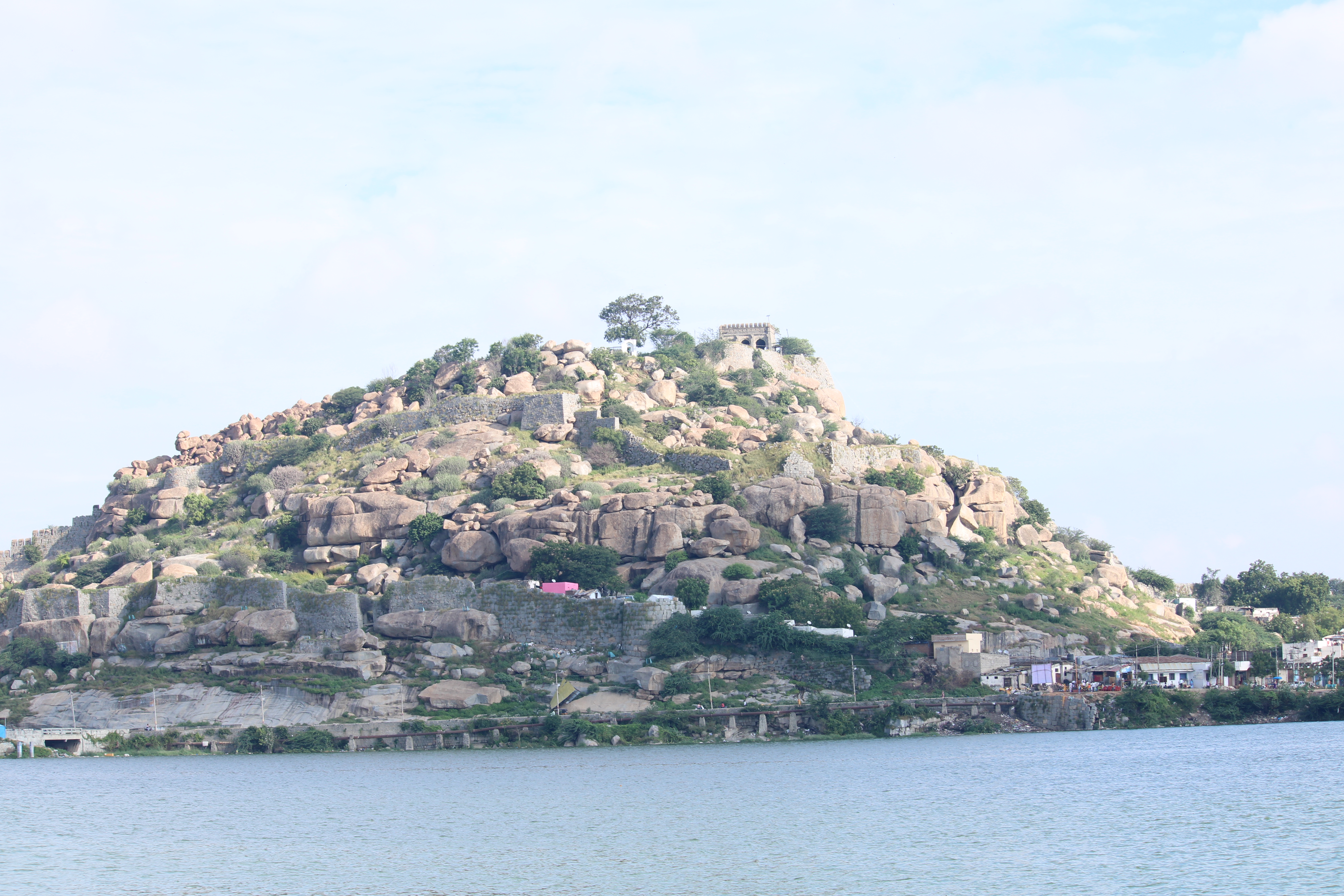 ಗುಬ್ಬೇರ ಬೆಟ್ಟದ ಮೇಲಿನ ಐತಿಹಾಸಿಕ ಕೋಟೆ