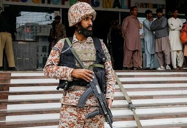 ಪಾಕಿಸ್ತಾನದಲ್ಲಿ ಆತ್ಮಾಹುತಿ ದಾಳಿ: 13 ಸೈನಿಕರು ಸಾವು