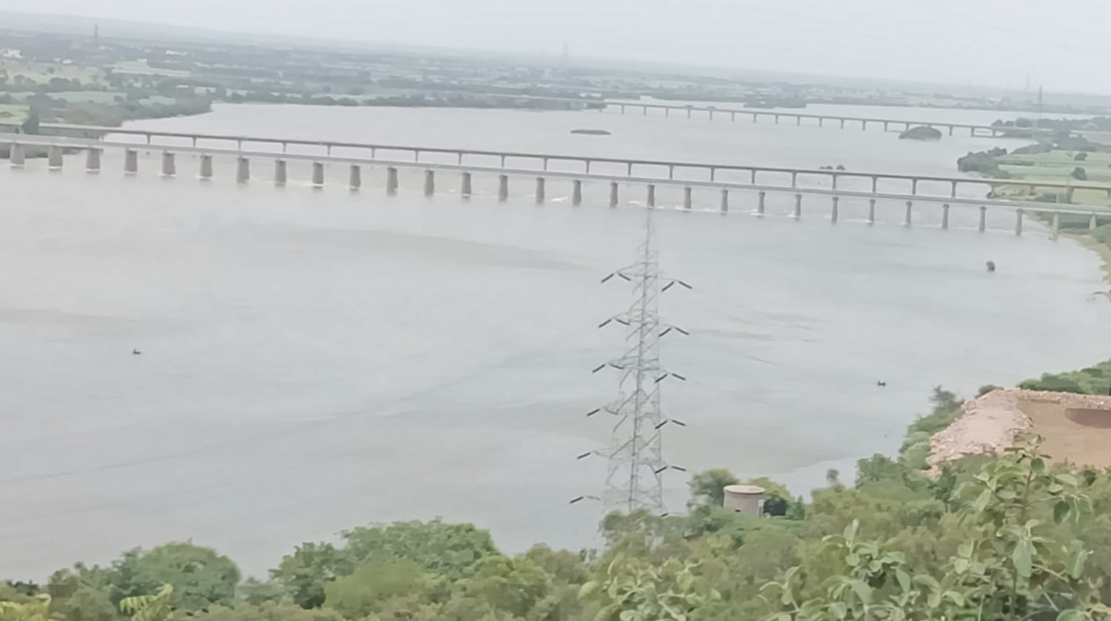 ಆಲಮಟ್ಟಿ ಜಲಾಶಯದಿಂದ 110000 ಕ್ಯೂಸೆಕ್ ನೀರು ಬಿಟ್ಟ ಕಾರಣ ಜಲಾಶಯದ ಮುಂಭಾಗದ ಕೃಷ್ಣಾ ನದಿ ನೀರಿನ‌ ಹರಿವು ಕಂಡಿದ್ದು ಹೀಗೆ ( ಪ್ರಜಾವಾಣಿ ಚಿತ್ರ: ಚಂದ್ರಶೇಖರ ಕೋಳೇಕರ)