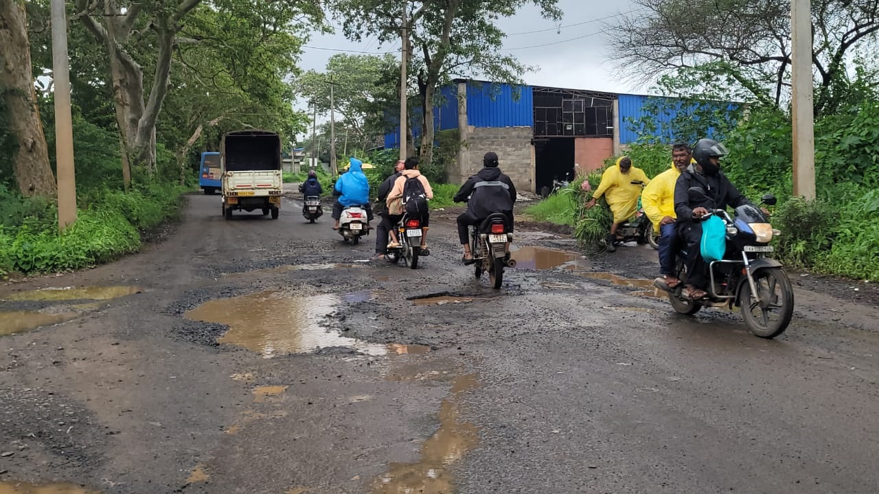ಹಲಗಾ ಬಳಿ ಹಾಳಾಗಿರುವ ಸರ್ವಿಸ್‌ ರಸ್ತೆಯಲ್ಲೇ ಬೈಕ್‌ ಸವಾರರ ಓಡಾಟ