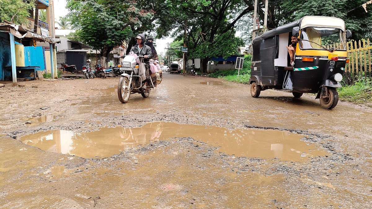 ಹಾವೇರಿ | ರಸ್ತೆಗಳು ಗುಂಡಿಮಯ; ಜನಪ್ರತಿನಿಧಿ–ಅಧಿಕಾರಿಗಳಿಗೆ ಹಿಡಿಶಾಪ