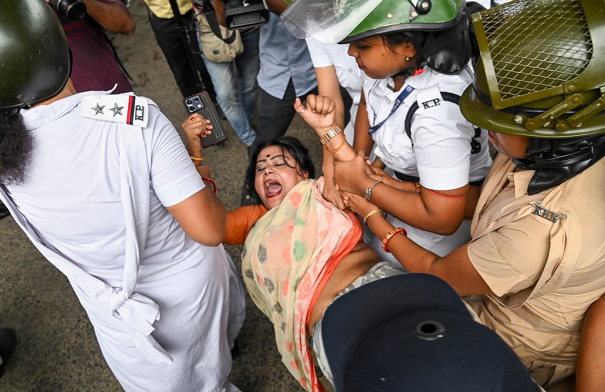 ಸಾಮೂಹಿಕ ಅತ್ಯಾಚಾರ ಖಂಡಿಸಿ ಪ್ರತಿಭಟನೆ: ಕೇಂದ್ರ ಸಚಿವ ಮಜುಂದಾರ್‌ ಬಂಧನ, ಬಿಡುಗಡೆ