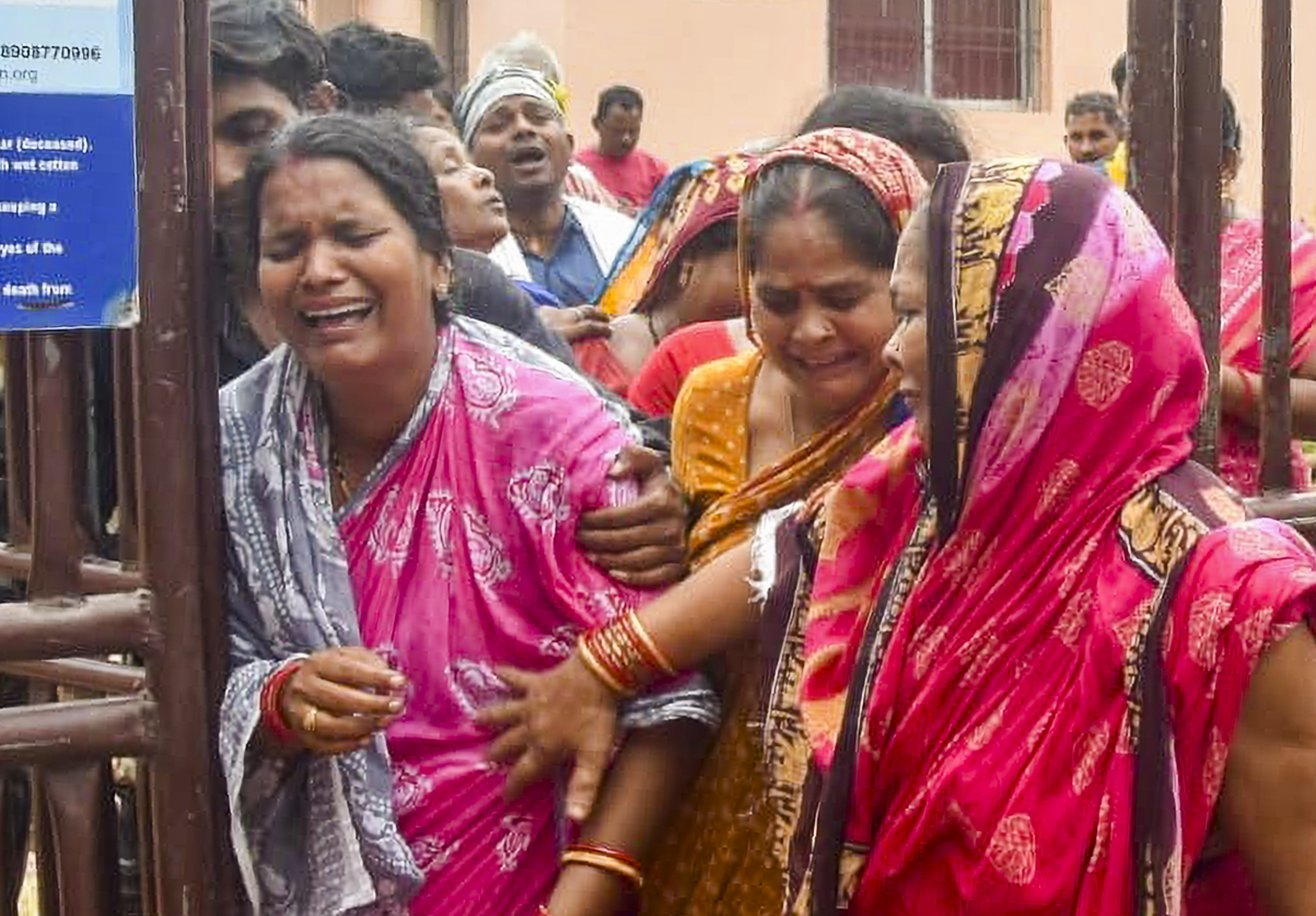 ಕಾಲ್ತುಳಿತದಲ್ಲಿ ಮೃತಪಟ್ಟವರ ಕುಟುಂಬಸ್ಥರು ಆಸ್ಪತ್ರೆಯ ಮುಂಭಾಗ ಭಾನುವಾರ ರೋಧಿಸಿದರು 