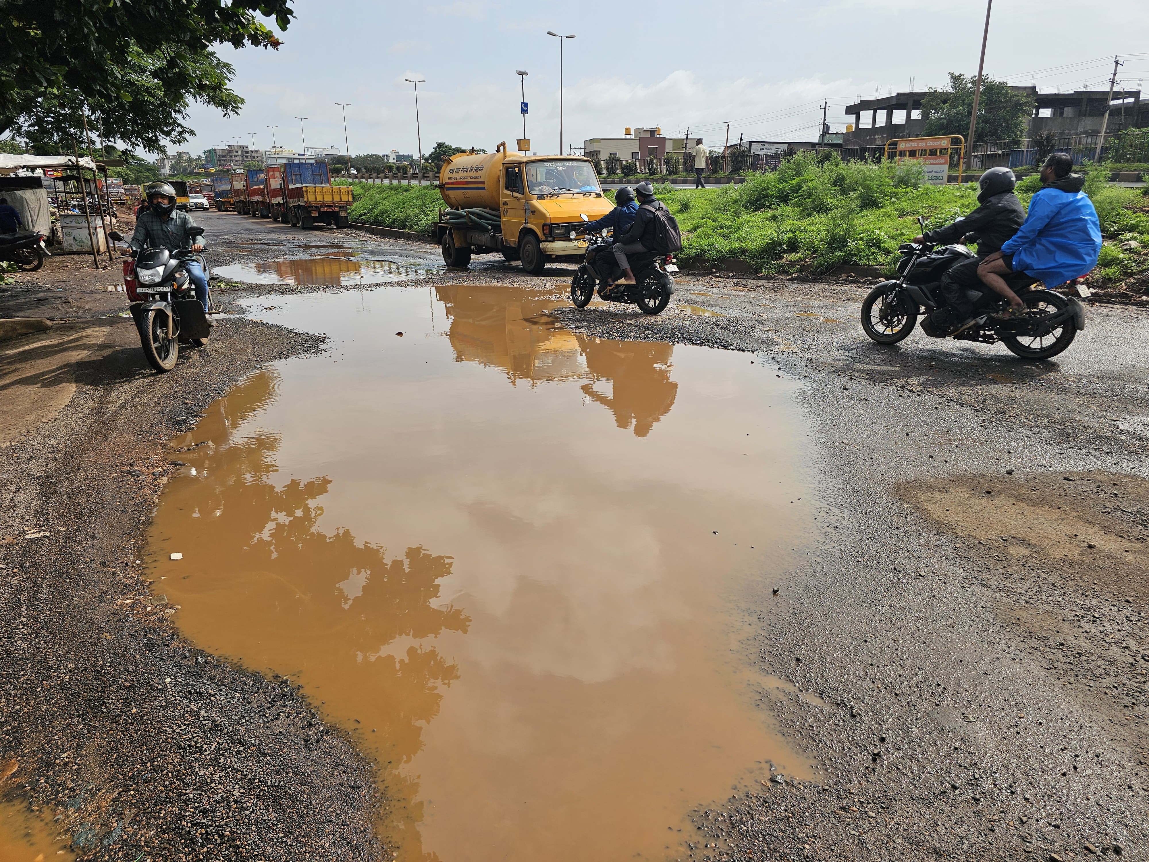 ಬೆಳಗಾವಿಯ ಹಣ್ಣಿನ ಮಾರುಕಟ್ಟೆ ಬಳಿಯ ಸರ್ವಿಸ್‌ ರಸ್ತೆ  ಹೊಂಡದಂತಾಗಿದೆ 