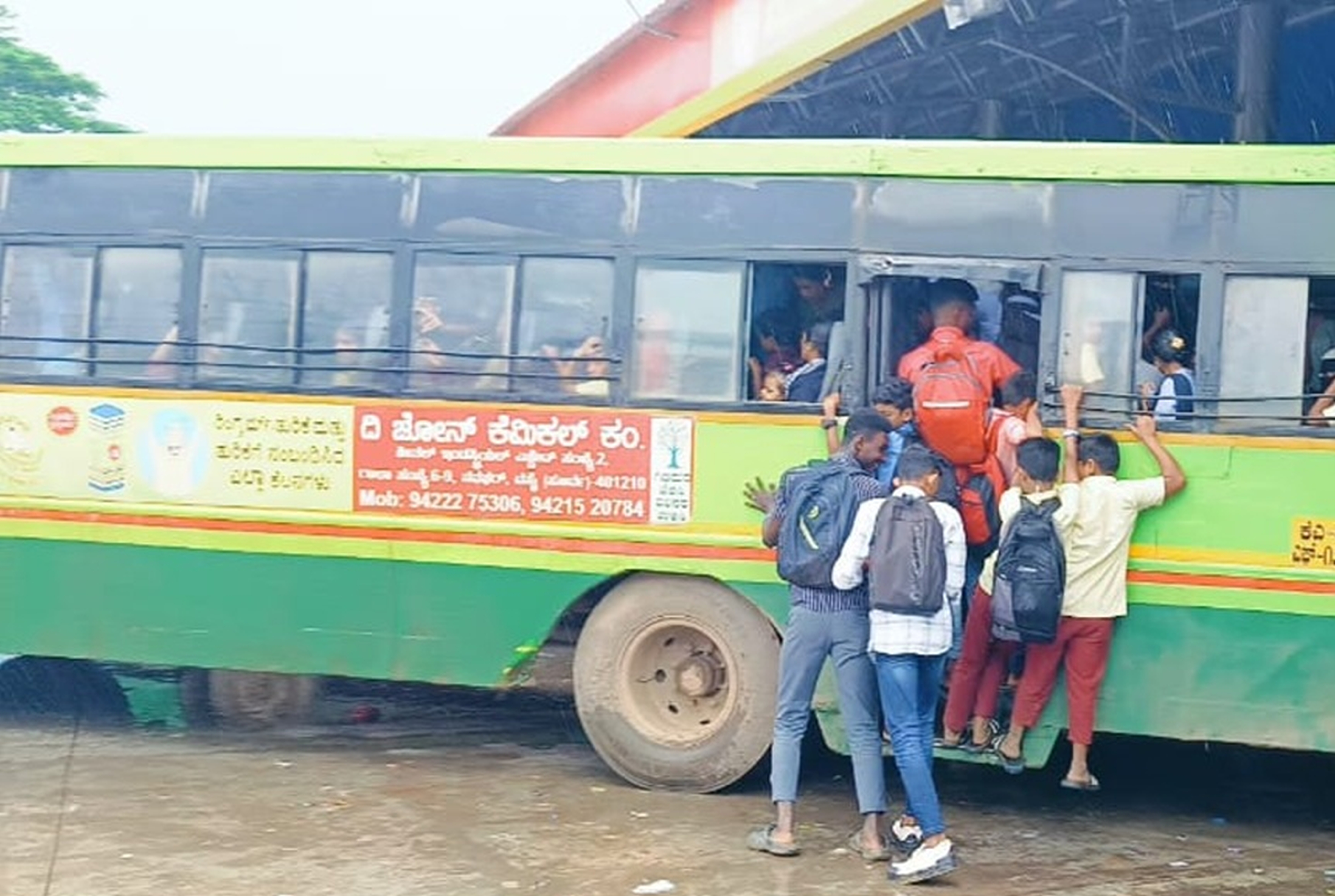 ಮುಂಡಗೋಡ ಬಸ್‌ ನಿಲ್ದಾಣದಿಂದ ಹೊರಡುವ ಸಾರಿಗೆ ಬಸ್‌ನಲ್ಲಿ ವಿದ್ಯಾರ್ಥಿಗಳು ಮೆಟ್ಟಿಲು ಮೇಲೆ ನಿಂತು ಪ್ರಯಾಣಿಸುತ್ತಿರುವುದು.