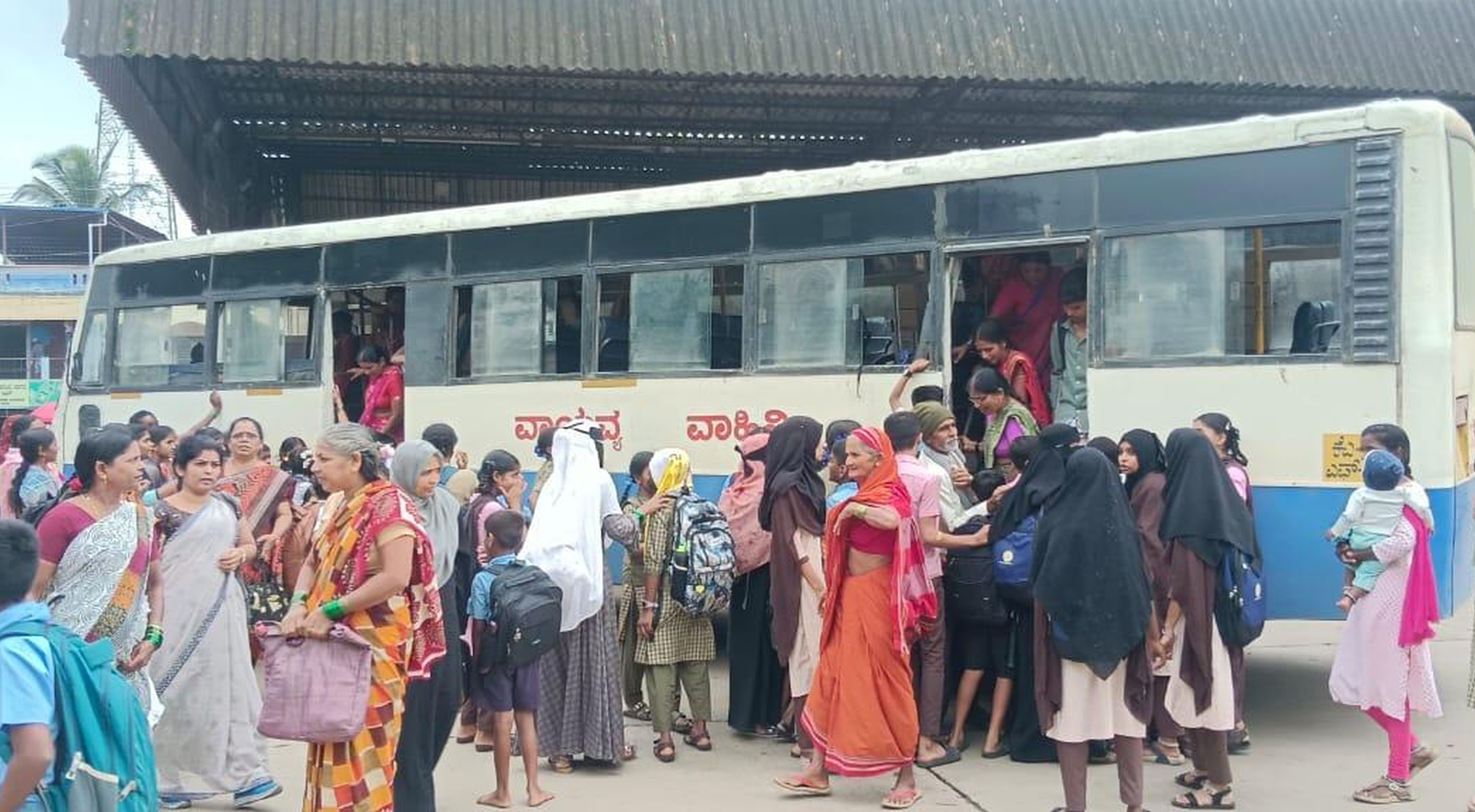 ಹಳಿಯಾಳದ ಹಳೆ ಬಸ್ ನಿಲ್ದಾಣದಲ್ಲಿ ಗ್ರಾಮೀಣ ಭಾಗಕ್ಕೆ ತೆರಳುವ ಬಸ್‌ ದಟ್ಟಣೆಯಾಗುವ ಕಾರಣದಿಂದ ಏರಲು ವಿದ್ಯಾರ್ಥಿಗಳು ಪ್ರಯಾಣಿಕರು ಪೈಪೋಟಿಯಲ್ಲಿ ತೊಡಗಿದ್ದರು.