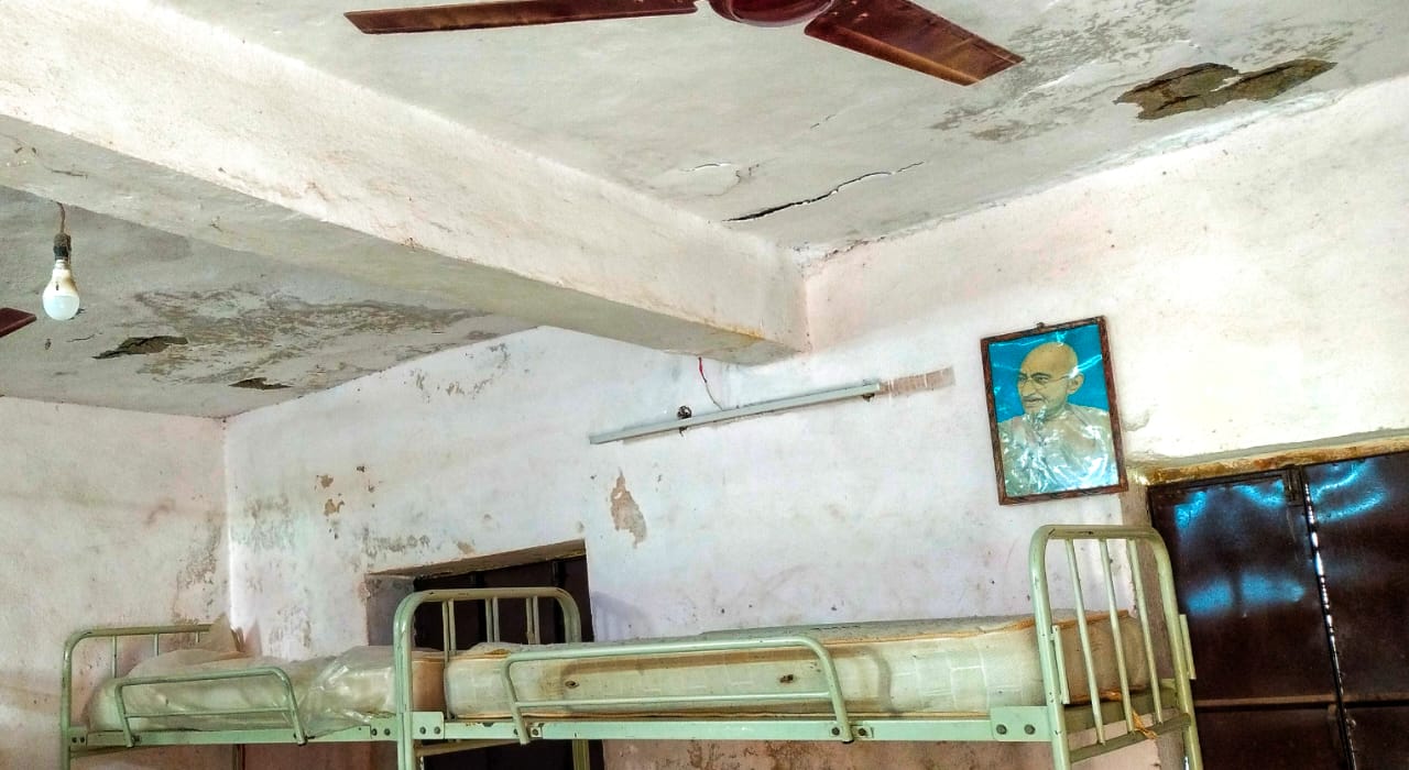 ಮೆಟ್ರಿಕ್ ಪೂರ್ವ ಬಾಲಕರ ವಿದ್ಯಾರ್ಥಿ ನಿಲಯದಲ್ಲಿರುವ ಕೋಣೆಯ ಶಿಥಿಲಗೊಂಡ ಮೇಲ್ಬಾವಣಿಯ ಸ್ಥಿತಿ 