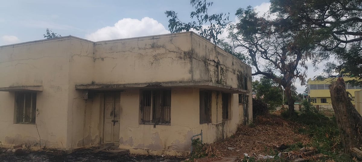 ಚಿಕ್ಕಬಳ್ಳಾಪುರ: ಭೂತ ಬಂಗಲೆಯಲ್ಲ, ಪಿಡಬ್ಲ್ಯುಡಿ ವಸತಿ ಗೃಹ