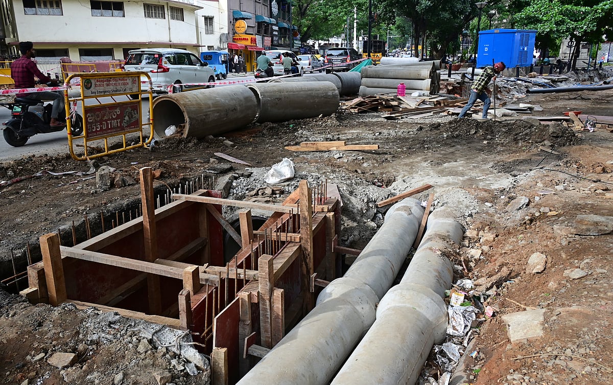 ಬೆಂಗಳೂರು ರೆಸಿಡೆನ್ಸಿ ರಸ್ತೆ | ಮಂದಗತಿಯಲ್ಲಿ ಕಾಮಗಾರಿ: ಸಂಚಾರಕ್ಕೆ ಅಡ್ಡಿ