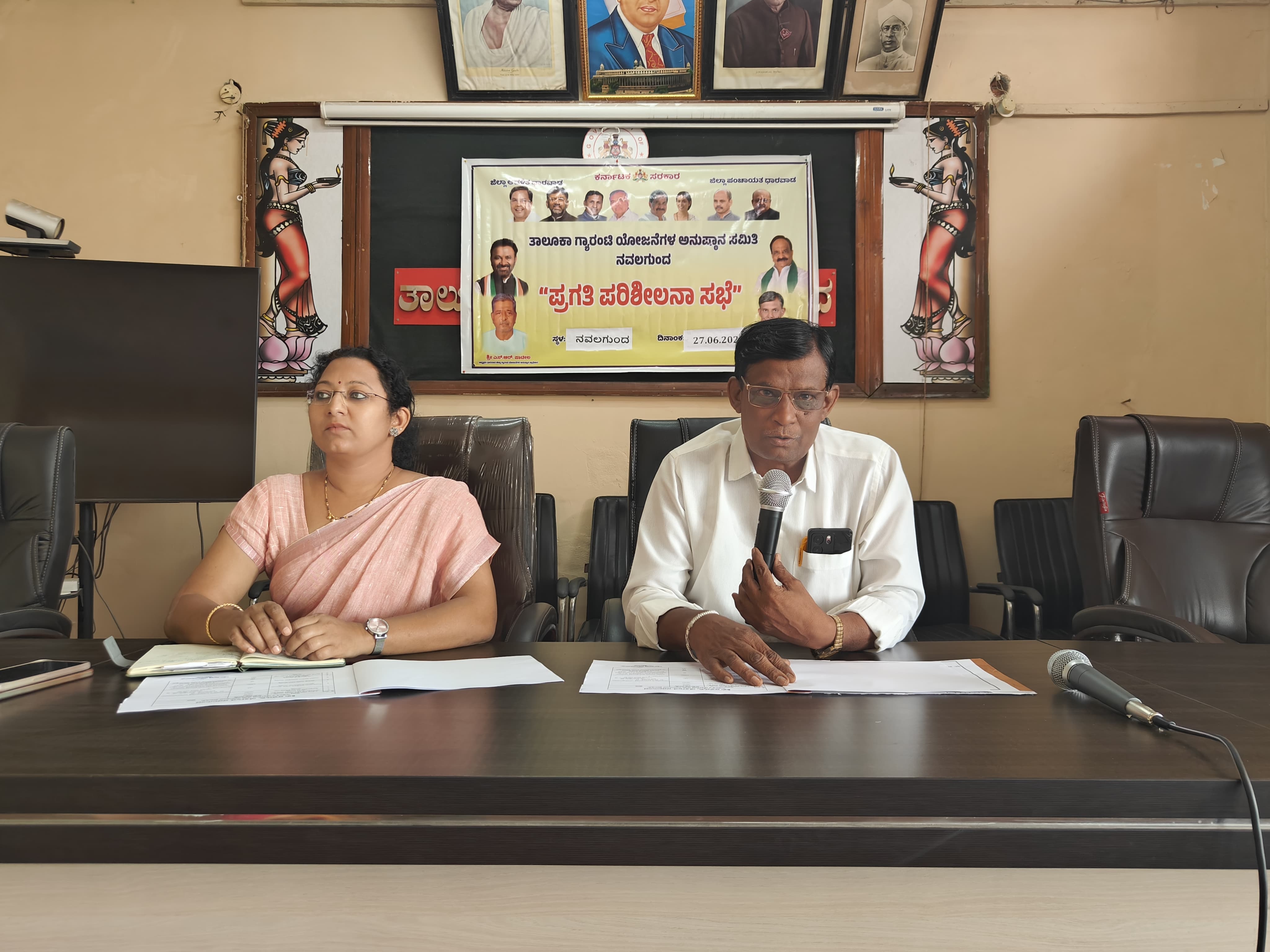 ನವಲಗುಂದ ತಾಲ್ಲೂಕು ಮಟ್ಟದ ಗ್ಯಾರಂಟಿ ಯೋಜನೆಗಳ ಅನುಷ್ಟಾನ ಸಮಿತಿ ಸಭೆಯ ಅಧ್ಯಕ್ಷತೆ ವಹಿಸಿ ವರ್ಧಮಾನಗೌಡ ಹಿರೇಗೌಡ್ರ ಮಾತನಾಡಿದರು