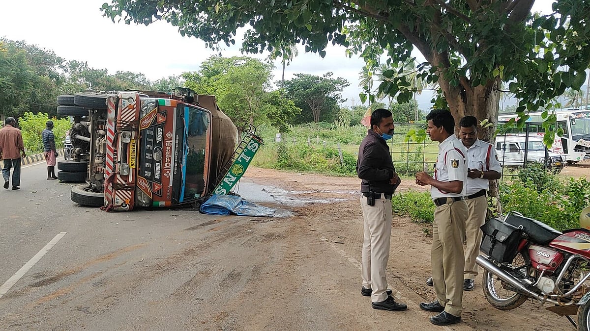 ಹೊಸಪೇಟೆ: ಕರಿಬೇವು ತುಂಬಿದ್ದ ಲಾರಿ ಪಲ್ಟಿ