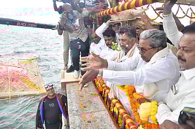 ಈ ಬಾರಿ ಕಾವೇರಿ ಜಲಾನಯನ ಪ್ರದೇಶದಲ್ಲಿ ಮುಂಗಾರು ಮಳೆ ಉತ್ತಮವಾಗಿ ಸುರಿದ ಕಾರಣ, ಜಲಾಶಯ ಜೂನ್‌ನಲ್ಲೇ ಭರ್ತಿಯಾಗಿದೆ. ಕೆಆರ್‌ಎಸ್‌ ಅಣೆಕಟ್ಟೆ ನಿರ್ಮಾಣವಾದ 1931ನೇ ಸಾಲಿನಿಂದ ಇಲ್ಲಿಯವರೆಗೆ ಅಂದರೆ 94 ವರ್ಷಗಳ ಇತಿಹಾಸದಲ್ಲಿ ಇದೇ ಮೊದಲ ಬಾರಿಗೆ ಜೂನ್‌ ತಿಂಗಳಲ್ಲೇ ಡ್ಯಾಂ ಭರ್ತಿಯಾಗುತ್ತಿರುವುದು ರೈತರ ಸಂತಸವನ್ನು ಹೆಚ್ಚಿಸಿದೆ. 