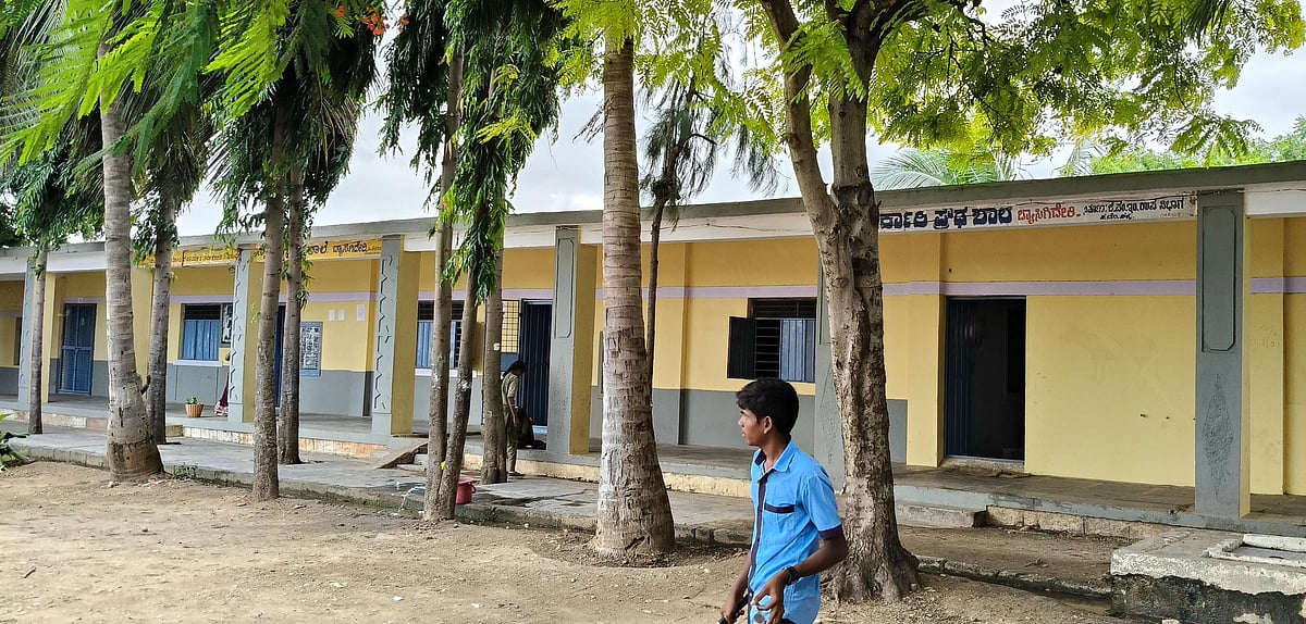 ಹಗರಿಬೊಮ್ಮನಹಳ್ಳಿ: ಸರ್ಕಾರಿ ಶಾಲೆಯಲ್ಲಿ ಹೆಚ್ಚಿನ ಶುಲ್ಕ ವಸೂಲಿ