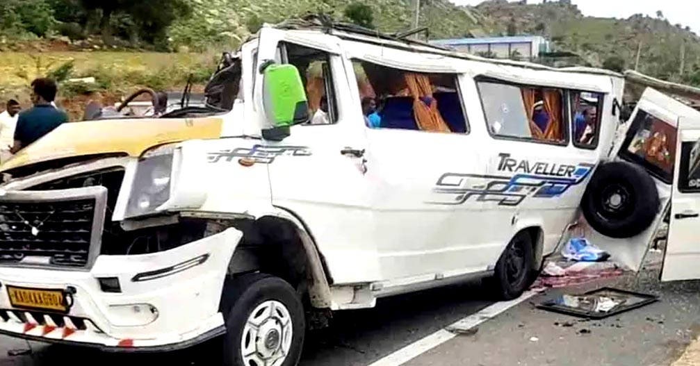 ಆಂಧ್ರಪ್ರದೇಶದ ಅನ್ನಮಯ್ಯ ಜಿಲ್ಲೆ ಮದನಪಲ್ಲಿ ತಾಲ್ಲೂಕಿನ ಚನ್ನಮಾರಿಮಿಟ್ಟ ಗ್ರಾಮದ ರಸ್ತೆಯಲ್ಲಿ ಸಂಭವಿಸಿದ ರಸ್ತೆ ಅಪಘಾತದಲ್ಲಿ ಟಿ.ಟಿ ವಾಹನ ನಜ್ಜುಗುಜ್ಜಾಗಿರುವುದು 