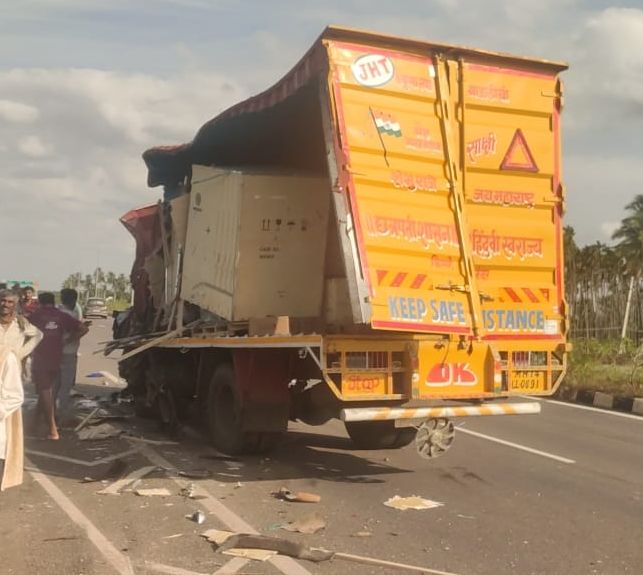 ದೊಡ್ಡಬಳ್ಳಾಪುರ ತಾಲ್ಲೂಕಿನ ರಾಷ್ಟ್ರೀಯ ಹೆದ್ದಾರಿ 648ರ ನಾಗಸಂದ್ರ ಸಮೀಪ ಸೋಮವಾರ ನಡೆದ ಅಪಘಾತದಲ್ಲಿ ನಜ್ಜುಗುಜ್ಜಾಗಿರುವ ಕ್ಯಾಂಟರ್‌