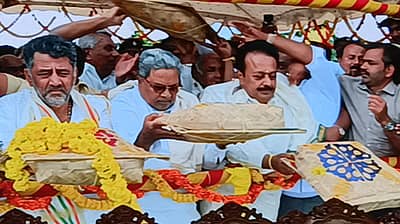  ಕೃಷ್ಣರಾಜಸಾಗರ ಜಲಾಶಯಕ್ಕೆ  ಮುಖ್ಯಮಂತ್ರಿ ಸಿದ್ದರಾಮಯ್ಯ, ಉಪಮುಖ್ಯಮಂತ್ರಿ ಡಿ.ಕೆ.ಶಿವಕುಮಾರ್, ಸಚಿವರಾದ ಎನ್.ಚಲುವರಾಯಸ್ವಾಮಿ, ಎಚ್.ಸಿ.ಮಹದೇವಪ್ಪ ಬಾಗಿನ ಅರ್ಪಿಸಿದರು.