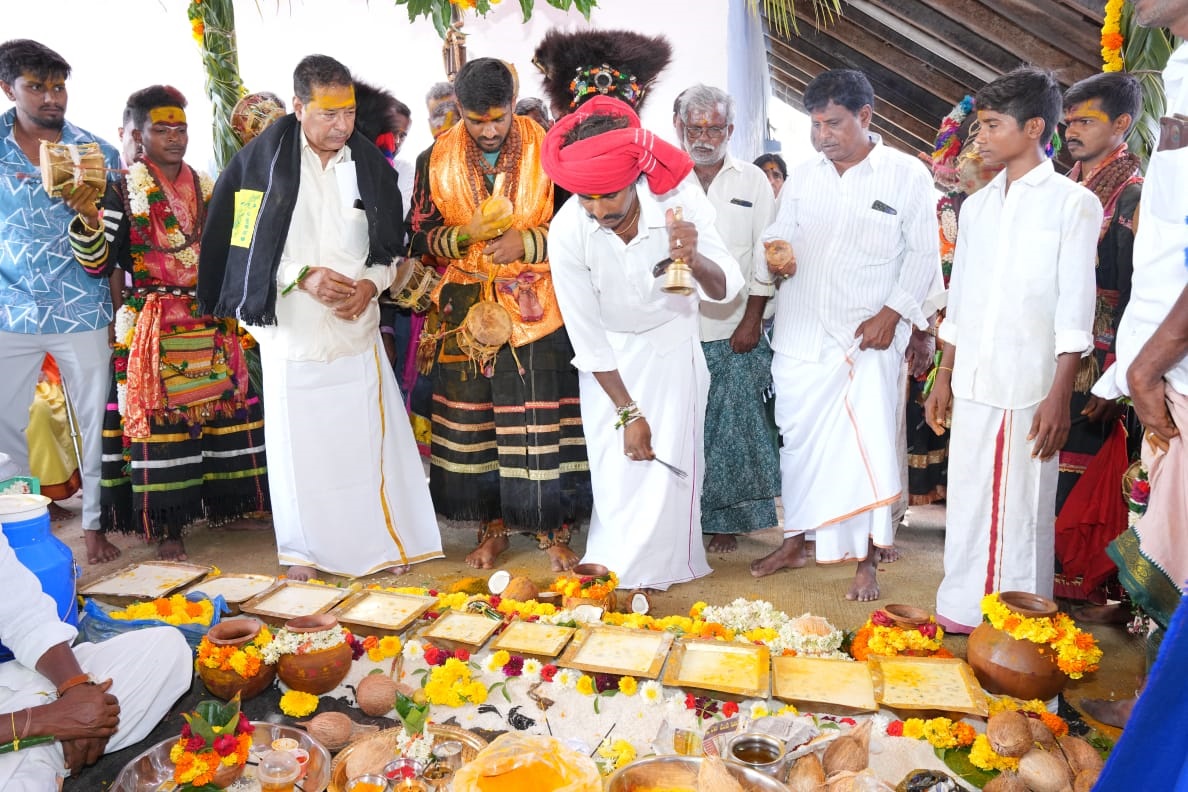 ಪಾವಗಡ ತಾಲ್ಲೂಕು ರಾಯಚೆರ್ಲು ಗ್ರಾಮದಲ್ಲಿ ಭಾನುವಾರ ವಿಶೇಷ ಪೂಜೆ ನಡೆಸಲಾಯಿತು.