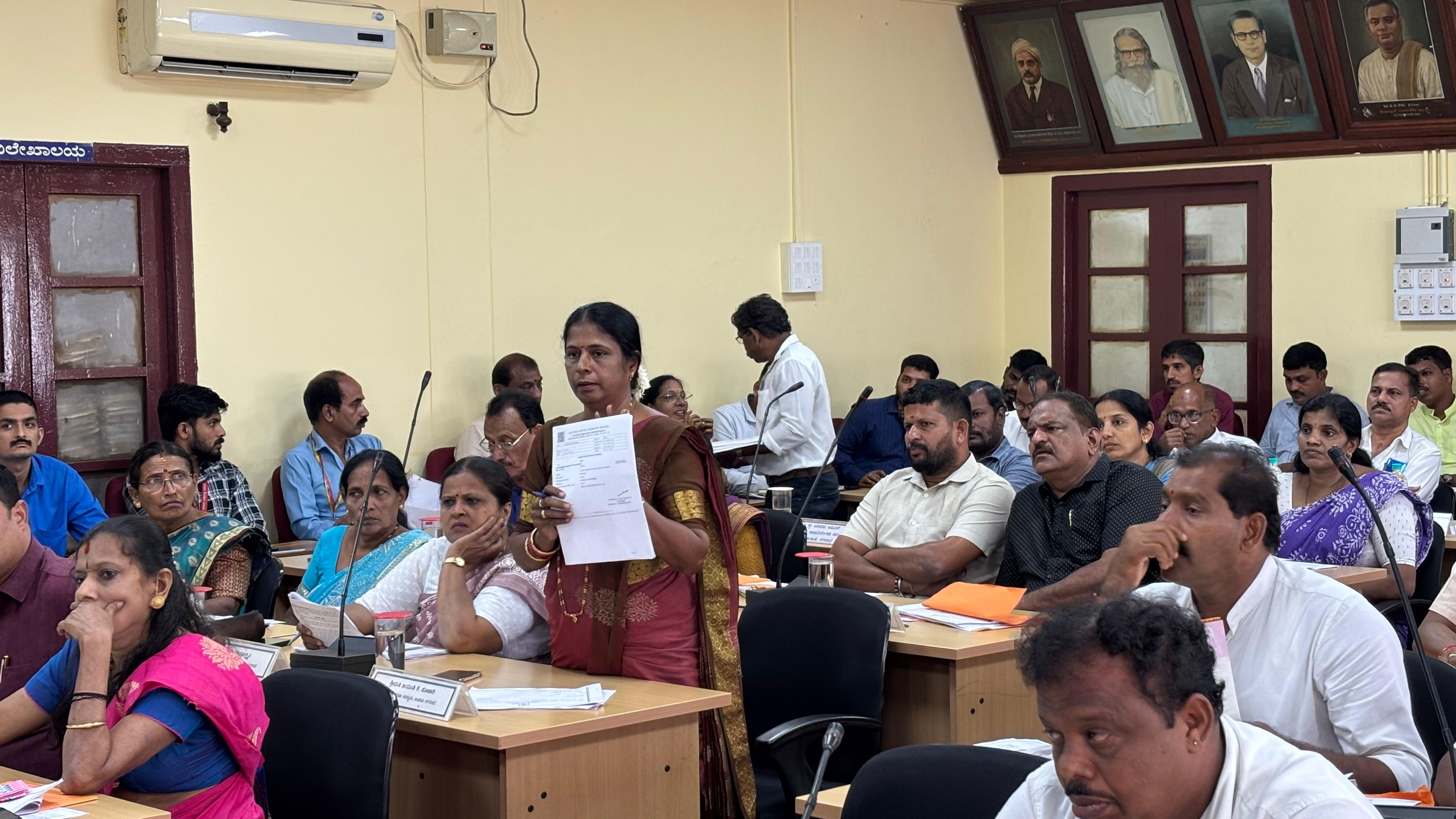 ಸಭೆಯಲ್ಲಿ ಸದಸ್ಯೆ ಜಯಂತಿ ಅವರು ಕೊಳಚೆ ನೀರಿನ ಸಮಸ್ಯೆ ಬಗ್ಗೆ ಗಮನ ಸೆಳೆದರು     