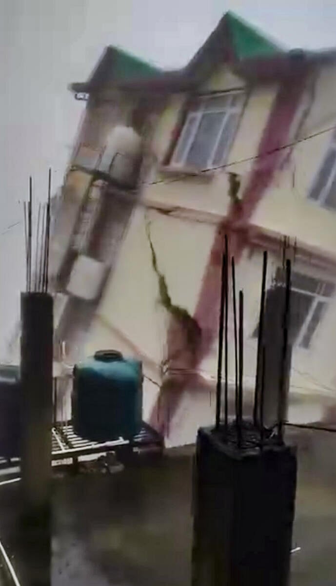 Video | ಶಿಮ್ಲಾ: ಭಾರಿ ಮಳೆ, ಐದು ಅಂತಸ್ತಿನ ಕಟ್ಟಡ ಕುಸಿತ