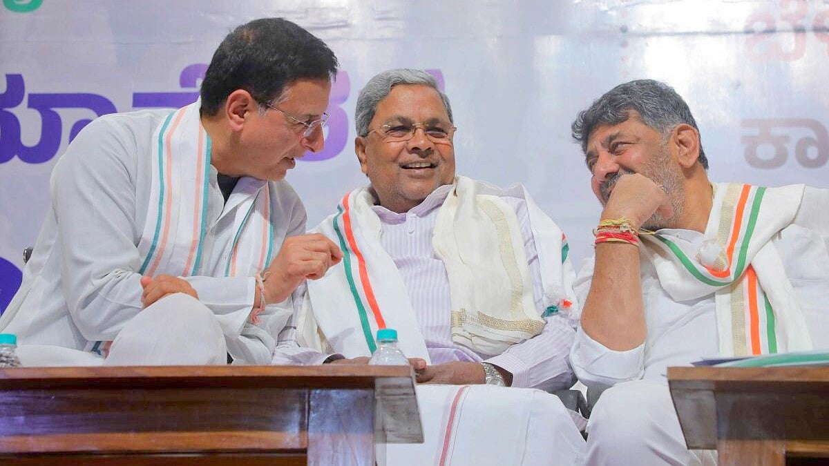 ಬಂಡೆ ರೀತಿ ನಮ್ಮ ಸರ್ಕಾರ ಭದ್ರ: ಸಿದ್ದರಾಮಯ್ಯ, ಡಿಕೆಶಿ ಒಗ್ಗಟ್ಟು ಪ್ರದರ್ಶನ