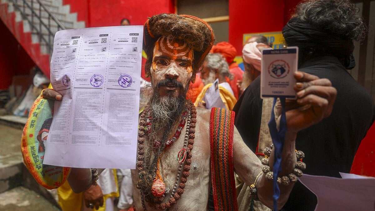 ಅಮರನಾಥ ಯಾತ್ರೆ: ನೋಂದಣಿಗಾಗಿ ಜಮ್ಮುವಿನಲ್ಲಿ ಸರತಿಯಲ್ಲಿ ನಿಂತ ಯಾತ್ರಿಗಳು