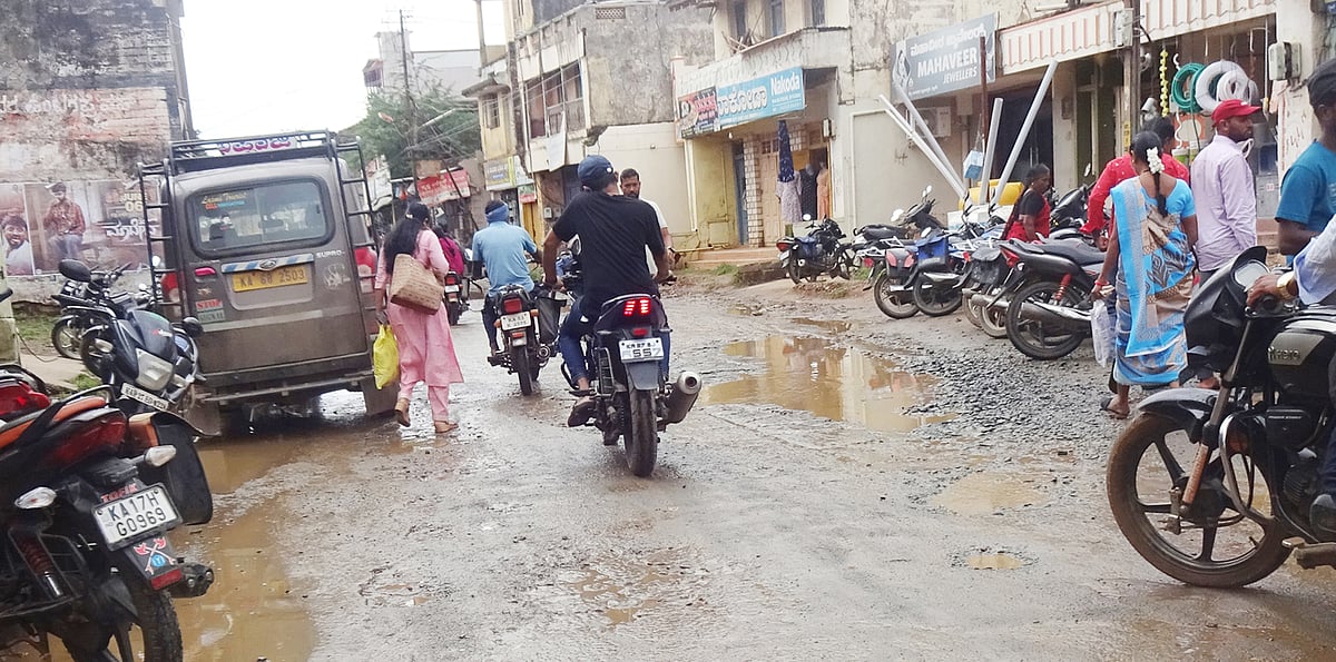 ಬ್ಯಾಡಗಿ | ಮುಖ್ಯರಸ್ತೆಯಲ್ಲಿ ಗುಂಡಿಗಳದ್ದೇ ಪಾರುಪತ್ಯ: ವಾಹನ ಸವಾರರ ಪರದಾಟ