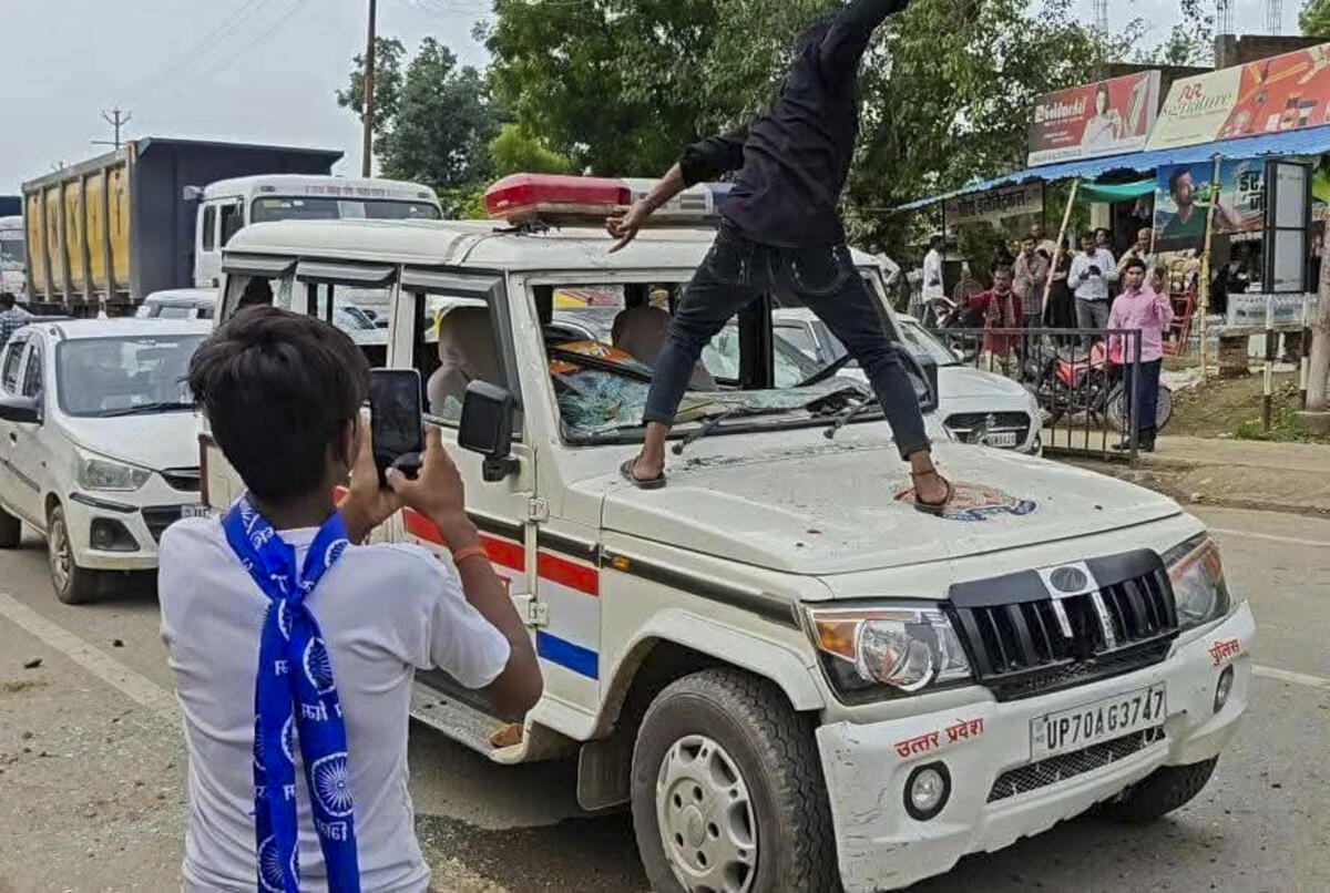 ಚಂದ್ರಶೇಖರ್ ಆಜಾದ್ ಬೆಂಬಲಿಗರು ಪೊಲೀಸ್ ವಾಹನವನ್ನು ಧ್ವಂಸಗೊಳಿಸುತ್ತಿರುವ ದೃಶ್ಯ