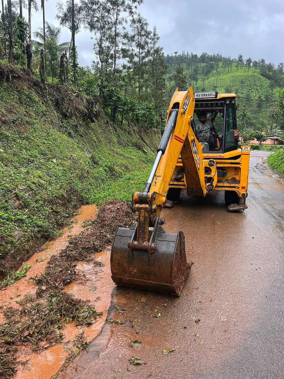 ಪ್ರಜಾವಾಣಿ ವರದಿ ಫಲಶ್ರುತಿ: ರಸ್ತೆ ಪಕ್ಕದ ಚರಂಡಿ ಬಿಡಿಸಿದ ಲೋಕೋಪಯೋಗಿ ಇಲಾಖೆ