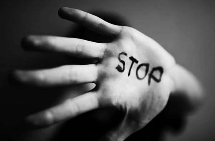 ಕೊರಿಯರ್ ಡೆಲಿವರಿಏಜೆಂಟ್ ಸೋಗಿನಲ್ಲಿ ಫ್ಲ್ಯಾಟ್‌ಗೆ ನುಗ್ಗಿ ಯುವತಿ ಮೇಲೆ ಅತ್ಯಾಚಾರ