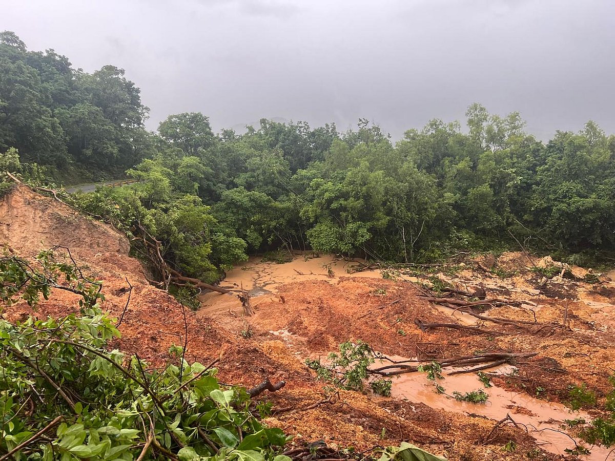 ಕಾರವಾರ: ಕೊಡಸಳ್ಳಿ ಅಣೆಕಟ್ಟೆ ಸಂಪರ್ಕ ರಸ್ತೆಯಲ್ಲಿ ಭೂಕುಸಿತ

