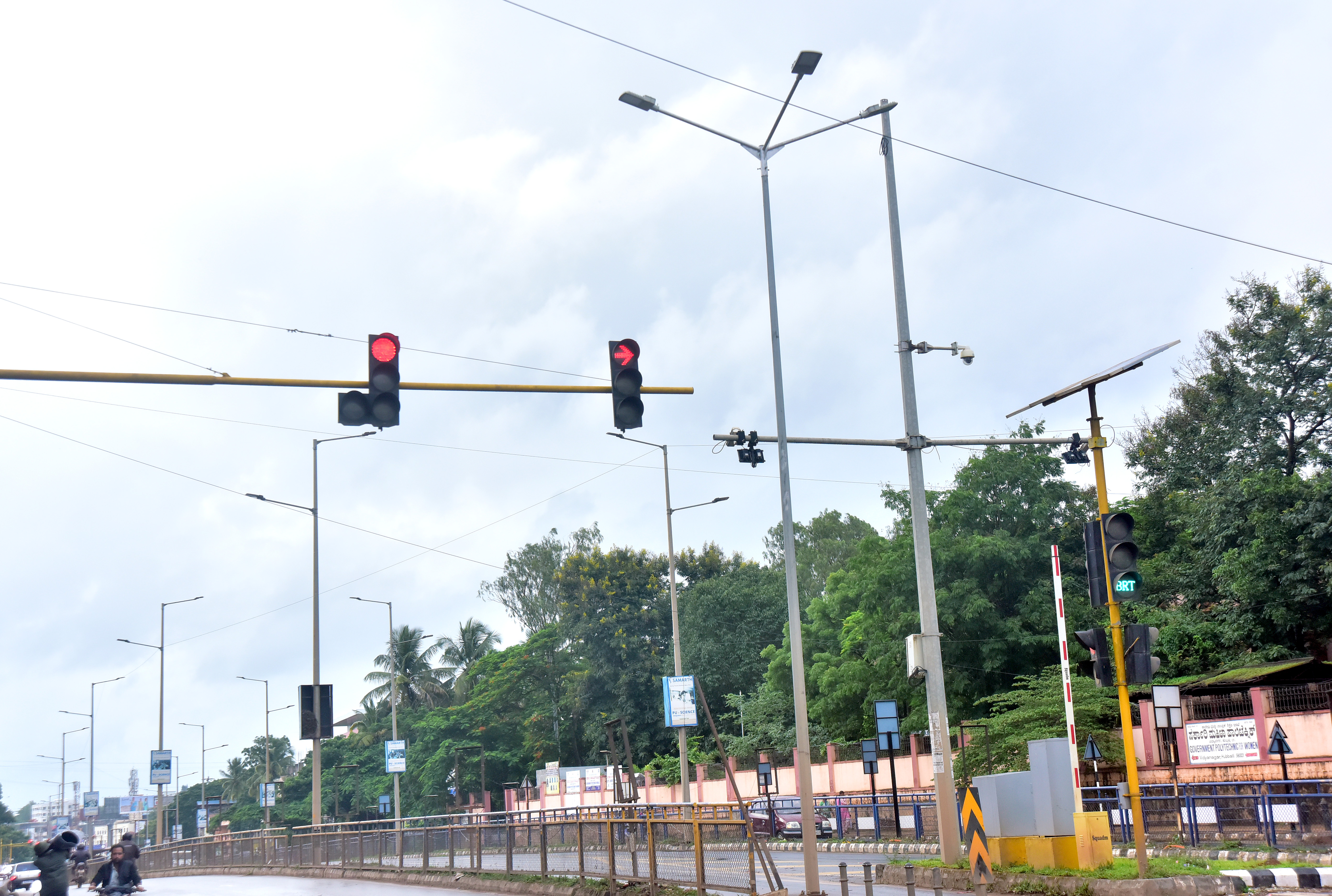 ಹುಬ್ಬಳ್ಳಿಯ ವಿದ್ಯಾನಗರದ ಪಿ.ಬಿ.ರಸ್ತೆಯಲ್ಲಿ ಅಳವಡಿಸಿರುವ ಬೀದಿ ದೀಪಗಳು
ಪ್ರಜಾವಾಣಿ ಚಿತ್ರ: ಗುರು ಹಬೀಬ